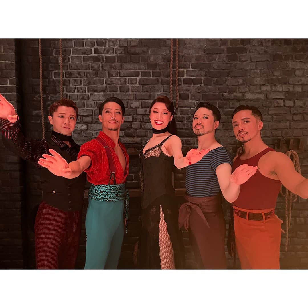 望海風斗さんのインスタグラム写真 - (望海風斗Instagram)「❤️‍🔥 #ムーランルージュザミュージカル #ドリームなボーイズ #仙名立宗 くん #ICHI くん #田川景一 くん #茶谷健太 くん ⁡ #ドリームガールズ から引き続きお世話になってるめちゃくちゃ頼りになる方々🪩 #良い夢を みたいなポーズで撮ってみたけど みんな濃すぎて良い夢見れるかなー🤣 このメンバーが舞台に揃うのは今日で最後だったみたいです🥲 ⁡ ⁡ 今週は少しずつキャストとのお別れが始まります🥲 寂しいけど、ここまで無事に公演が出来ていることに感謝して、明日も最高のステージを❤️‍🔥 ⁡ ⁡ ⁡ #ムーランルージュファミリー #私は明日はマチネです #良い夢を😴」8月23日 21時12分 - nozomifuto_official