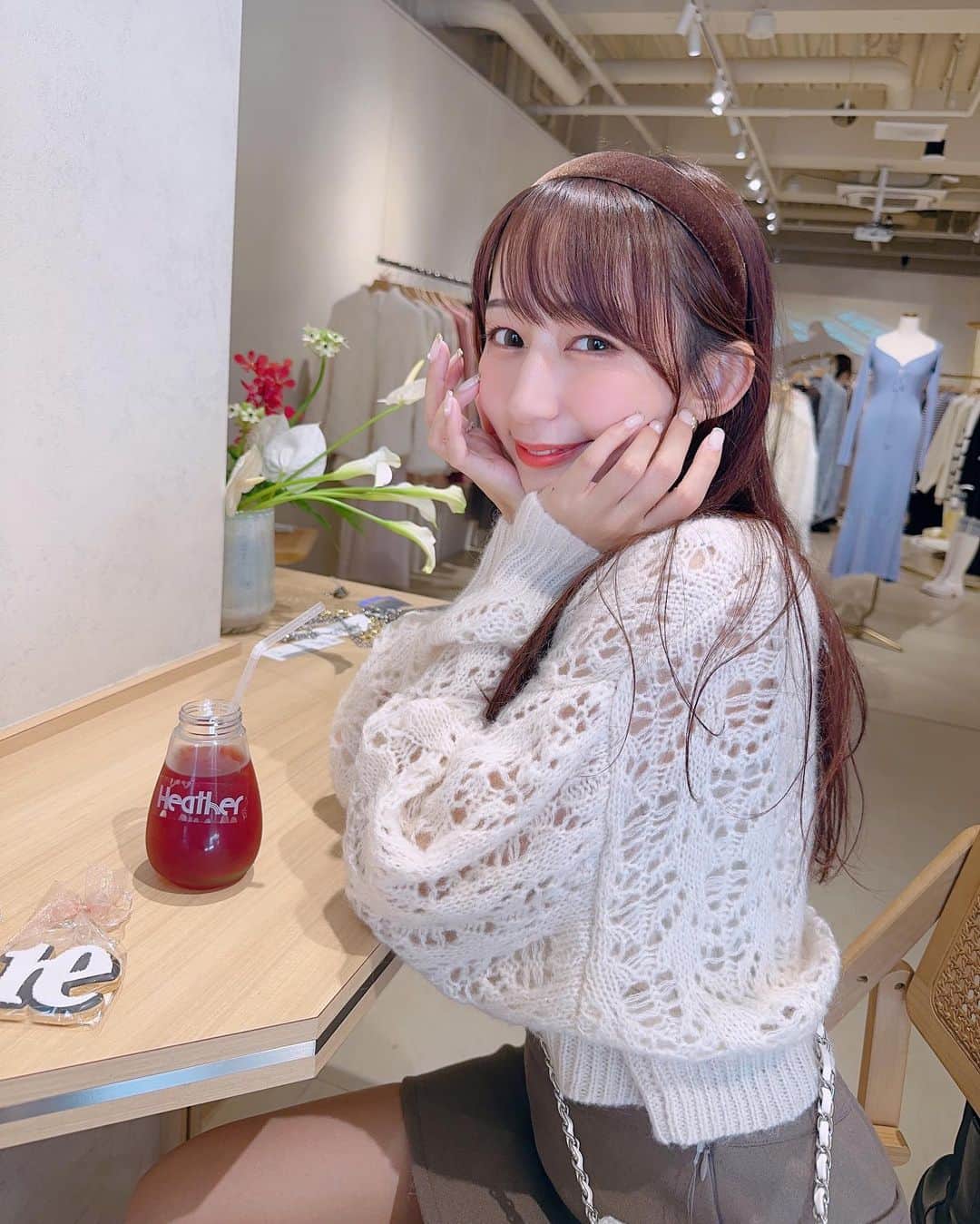 のインスタグラム：「🤎🤎🤎 ⁡ ⁡ ⁡ ⁡ @heather_love_official AW展示会へ🫶🏻 ⁡ 初めてお邪魔したのですが、 秋冬めちゃくちゃ可愛かった〜🥹 ⁡ お洋服も空間もぜんぶ素敵でした🍂 ⁡ ⁡ 一枚目の写真で着てる アイボリーのニットをオーダーしました♡ たくさん着ますっっ🧶 ⁡ ⁡ ⁡ ⁡ ほかのお洋服も可愛すぎたから 絶対買う〜❕❕❕ ⁡ まりやん一緒にきてくれてありがとう🫶🏻💭 ⁡ ⁡ ⁡ ⁡ ⁡ #展示会 #heather #ヘザー #aw #秋服 #冬服 #ブラウンコーデ #ロングブーツ #ootd #ニット #タイトスカート #プリーツスカート」