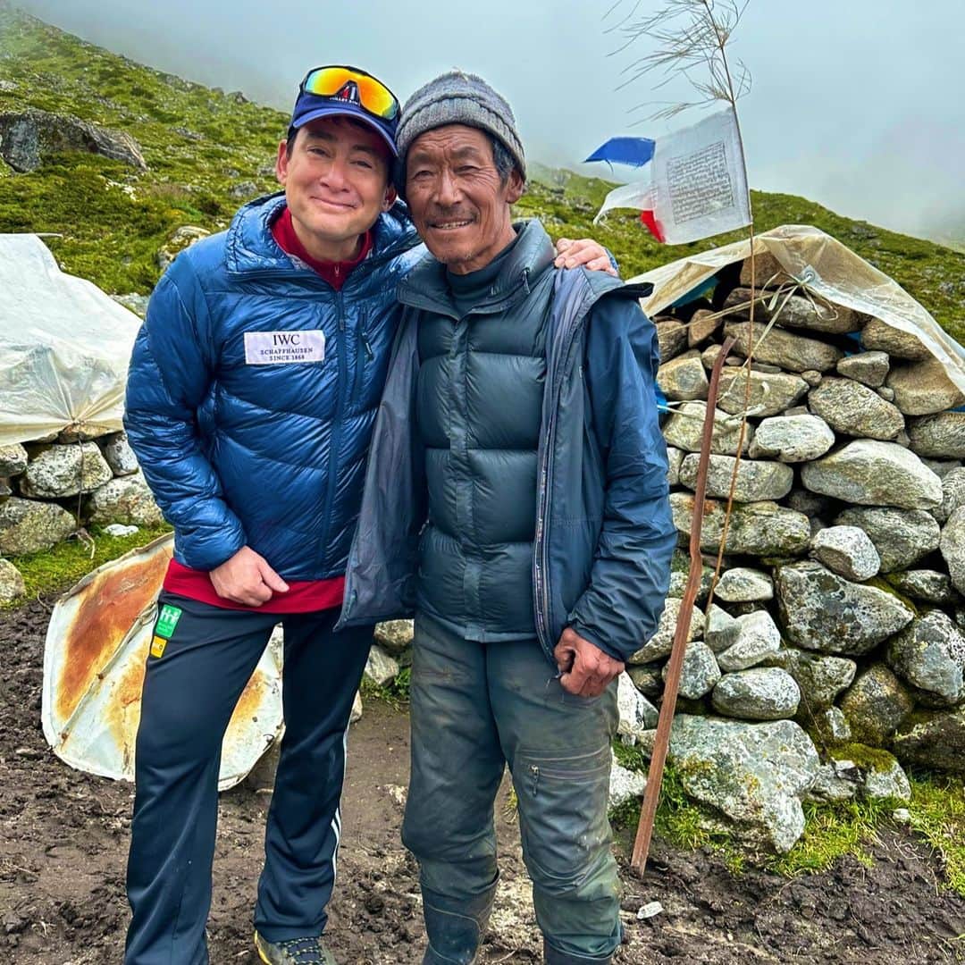 野口健のインスタグラム：「僕が19歳の時にディンボチェ村でお世話になって以来、ずっとお付き合い。もうディンボチェのパパと呼んでいる。夏はヤクの遊牧のため、カルカ（簡易的な小屋）で転々と移動。今日、3時間かけてパパを見つけました！！！4700m地点にて再会を喜びあいました。遊牧生活している時の表情が生き生きしてる。  #野口健 #エベレスト街道 #ディンボチェ」