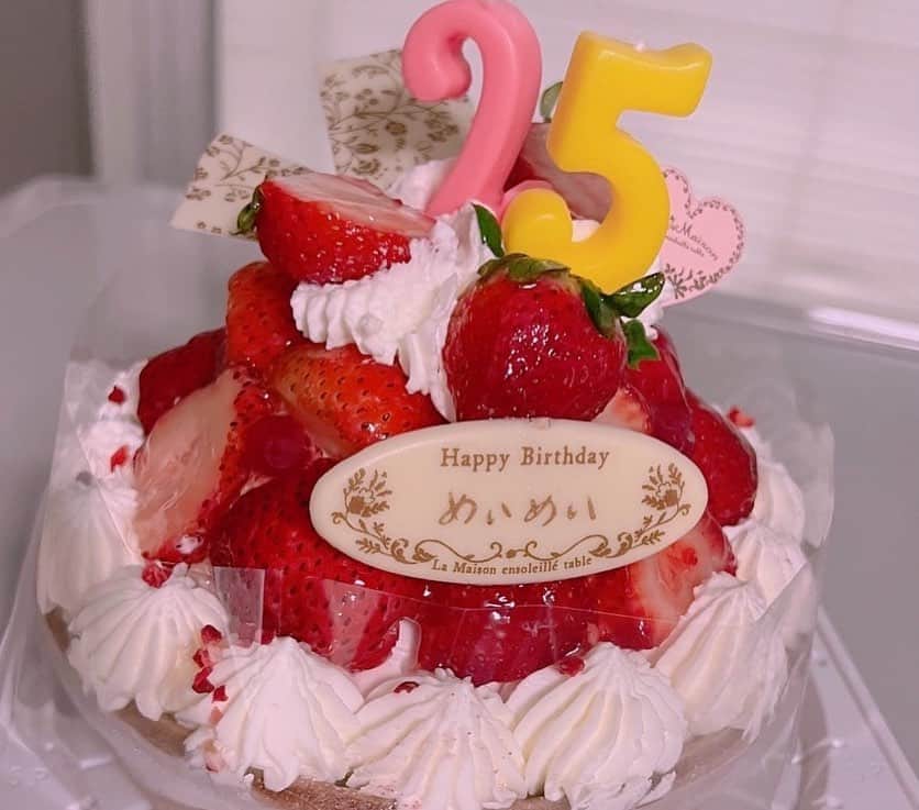 のインスタグラム：「. 25歳になりました🍓 たくさんのお祝いありがとうございます🥰 これからもよろしくお願いします♡ #日向坂46#東村芽依#meigram」
