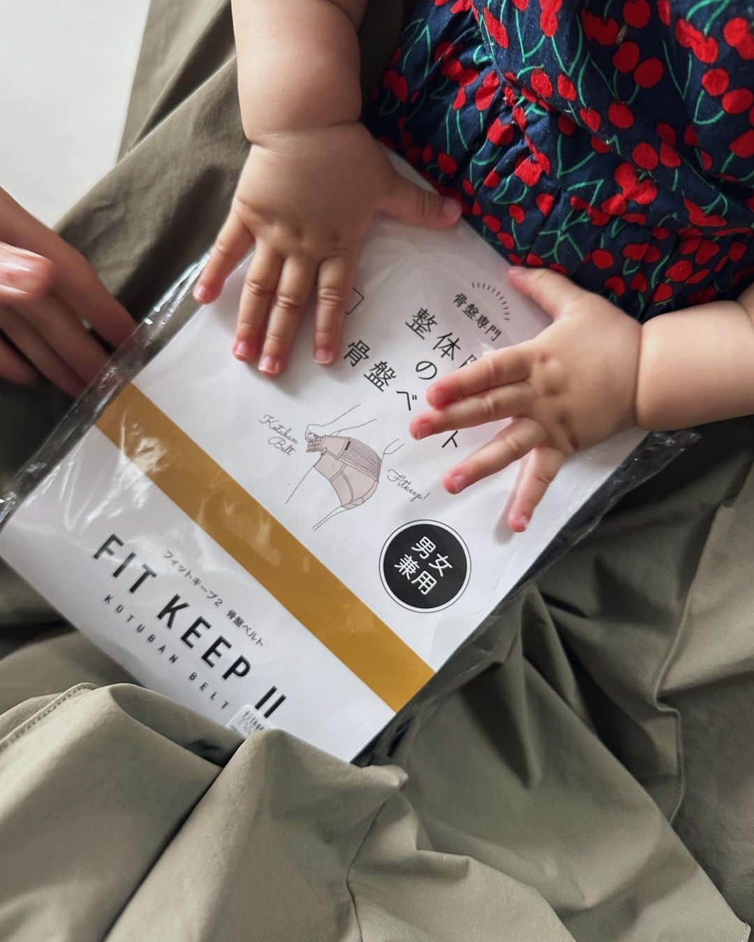 ARISA（和田有沙）さんのインスタグラム写真 - (ARISA（和田有沙）Instagram)「今までもたくさん質問いただいた 産前、産後の骨盤ベルト。 私が全力でオススメする @fitkeep1978 🤍  履くタイプの骨盤ベルトだから 「留める位置はここで合ってる？」 っという心配がないという。 トイレ行く時もスムーズ🥹ㅤㅤㅤㅤㅤㅤㅤㅤㅤㅤㅤㅤㅤ ㅤㅤㅤㅤㅤㅤㅤㅤㅤㅤㅤㅤㅤ 周りにもすごくオススメしてた🥹  産後の骨盤ベルトは２人目からしたんだけど← なんで1人目からしなかったんだろう💭  産後って自分でも分かるくらい骨盤がグラグラで。着用中は骨盤のバランスを改善してくれてるからとっても楽でした😭  出産は赤ちゃんのスペースを作ったり産道を広げたりするために、骨盤は出産の瞬間まで開いてる😳  産後は授乳、抱っこする時に無理な体勢をとることで、骨盤が歪んだままになってしまうことも多いから私は常に着用してました！  サイズは妊娠中はM、産後はSに買い替えました✨  今なら、会員登録をすると送料無料キャンペーンをやっているみたいです❣️  そして！この投稿を見てくださった方限定で300円割引に🤍  良かったらクーポンコード使ってください🥰【wadaarisa300r】  #産後 #骨盤ベルト #産後骨盤矯正 #産後ダイエット #骨盤矯正 #産後ママ #フィットキープ #fitkeep」8月23日 21時19分 - wadaarisa
