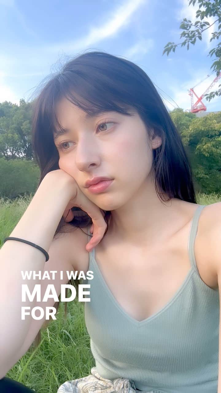 LINA（吉村リナ）のインスタグラム：「365日1秒も止まることなく人間を生きていれば、 「疲れた...」しか言葉が出てこない時があって当然。  自分の存在をはじめ全てのことに意味を探し求め、 目的を見失い、やがて思考は追いつかなくなる。  そんな時がある。 何もおかしくないよ。 焦らなくていいの。  だけど この地球で、人間として生きられる時間は限られてる。  だから この虹色パラダイスが溢れていて　 同じ日を繰り返すことは決してない貴重なギフトを、 どんなときも味わい尽くし、 恐れずに、気楽に。 楽しむことを楽しもうね🌈🌏✨  You are here for a good reason!  #今日の心のリマインダー #ありのまま  ———————————————————-  It’s okay to be just “tired” sometimes. It’s okay to feel all of your complicated feelings. Everything is temporary and everything is a gift 🤍 Enjoy while you are on earth, because time is a limited gift!!  #reminderforyoursoul #whatwasimadefor」