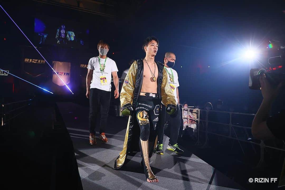 笠原友希のインスタグラム：「毎日ダメなところあるけど治して技磨いて精度上げての繰り返し！  高く飛ぶために強い土台作って輝けるように積み重ねる💪🔥  9／23日ちょうど1ヶ月後にシュートボクシング　後楽園ホールでやります！チケット注文DMで受け付けます！会場まで見にきてくれると嬉しいです！応援お願いします🔥  #笠原友希 #シュートボクシング #rizin #キックボクシング #kickboxing」
