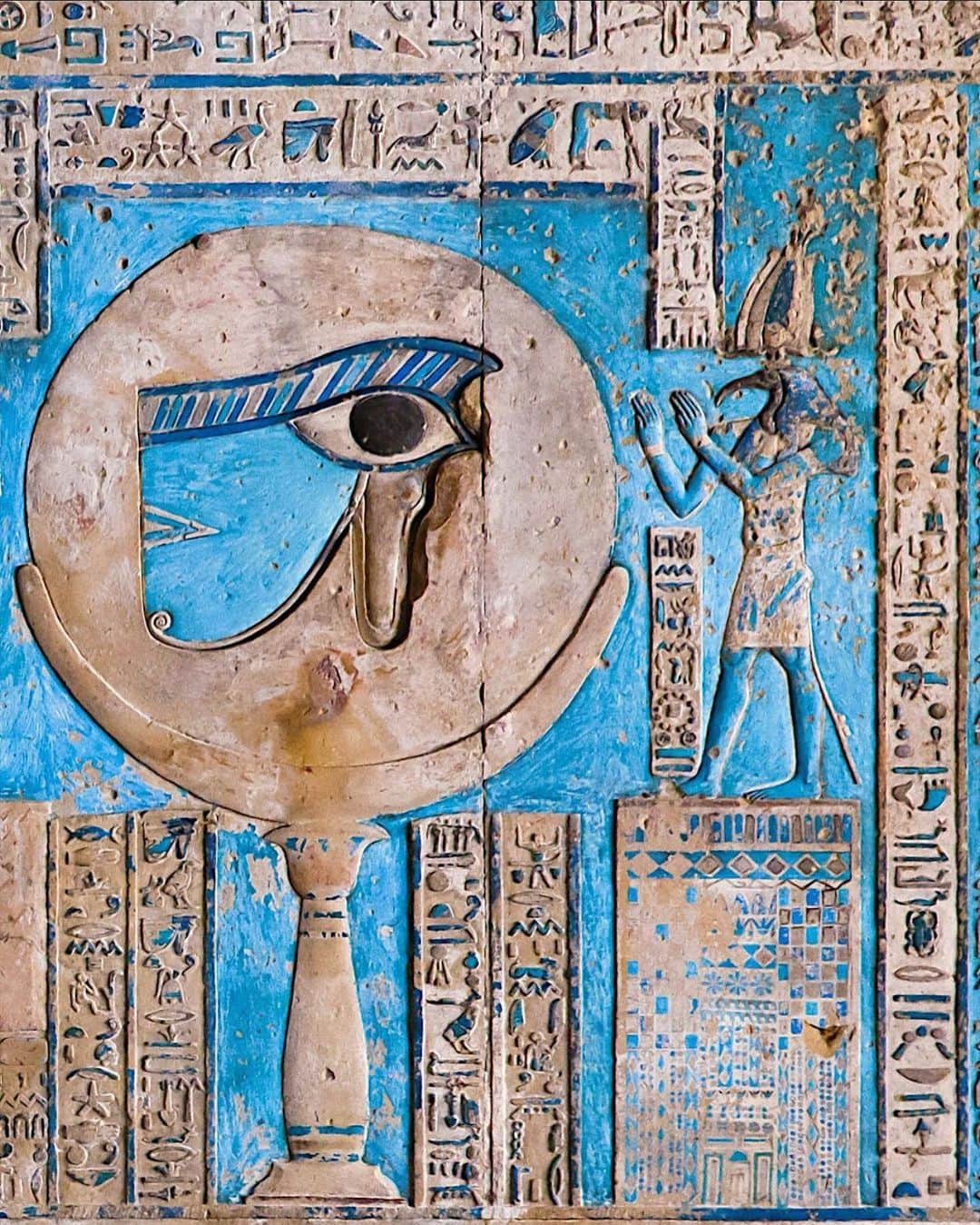 アナリン・マッコードのインスタグラム：「Hermes Trismegistus - The Thrice Great, The Great-Great as THOTH, Egyptian God of Wisdom in energetic interaction with the Lunar Disk. — Eye :) find myself captivated by this particular relief. ***PLEASE, COMMENT BELOW: What do you see in its symbolism?  [Photo credit: @amentenofre ]」