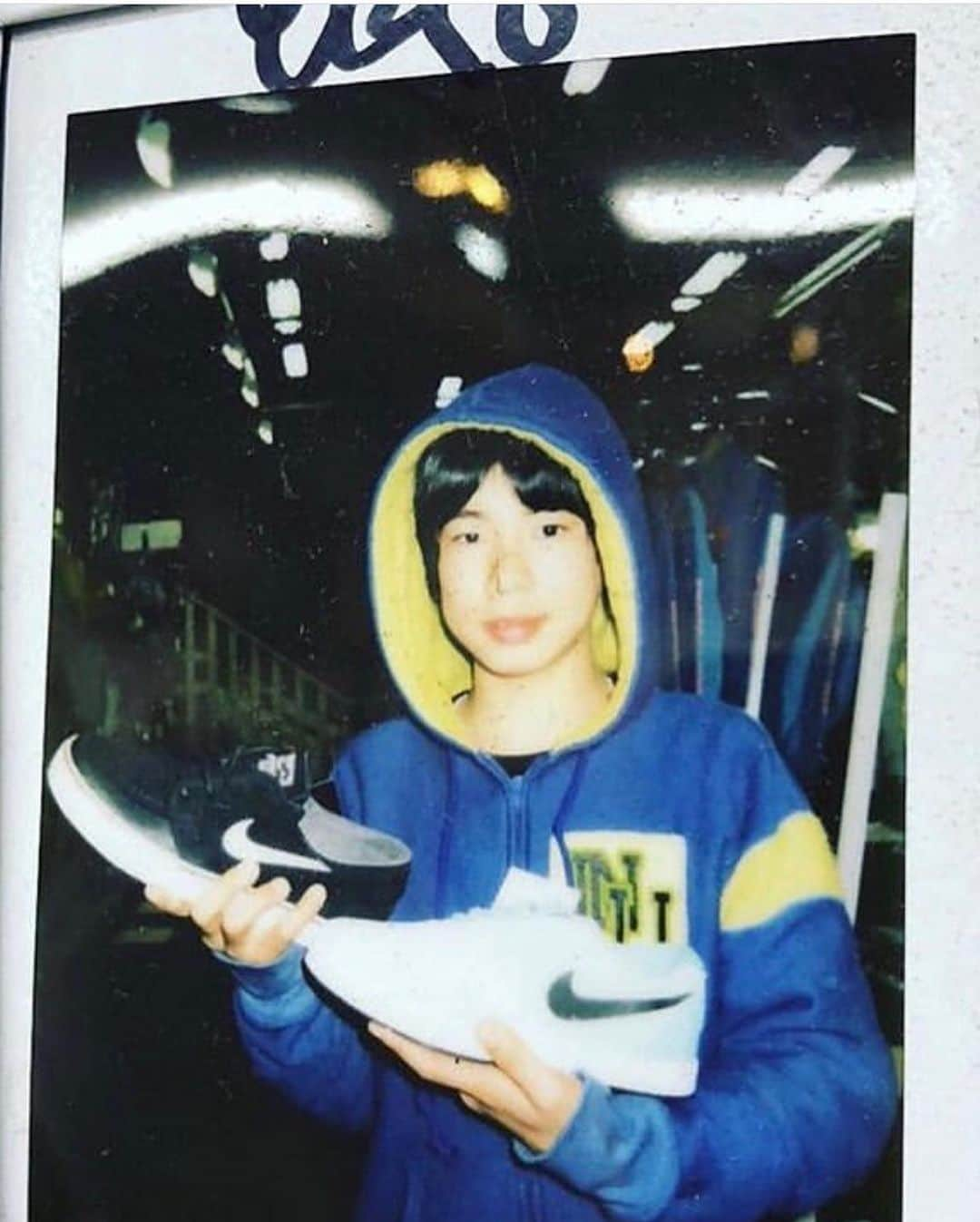 堀米雄斗さんのインスタグラム写真 - (堀米雄斗Instagram)「I have completed my own shoe model with @nikesb the brand that I have loved since I was a kid!  I am really happy and excited about this because this is a project I have been dreaming of since I was little💫  I am who I am today because of the support of my family, friends and everyone else, and I am so grateful that I cannot thank you all enough🙏🏼  I was able to add my original logo into the shoes, which is based of my family crest.  The family crest in Japan signifies family members or blood relatives instead of one’s own name. It is believed that the “Family Crest” began as a way to reveal the ownership of possessions.   I know there will be lots of tough times in the future, but I want to wear the logo that represents myself with everyone and overcome those challenges together, and make more dreams come true!  Lastly, I would like to thank @kunichi_nomura san and @verdy san for helping me create my logo.  With much gratitude.   僕が小さい時からずっと好きなナイキで、自分モデルのシューズが完成しました！ 自分のモデルのシューズを作ることが小さい時からずっと夢を見ていたプロジェクトだったので本当に嬉しいです。  今の自分があるのは家族、友達、そしてみんなの支えがあるからであり、 感謝しきれないくらい本当に感謝しています。  今回作らせてもらったシューズには 自分の家紋をモチーフにしたオリジナルロゴを入れさせてもらいました。 家紋は家族や血縁者を意味して自分の名前の代わりに、 持ち物の所有性を明らかにしたことが「家紋」の始まりだとされています。  この先も辛い事とか嫌な事とか、自分と葛藤する時はいっぱいあると思いますが、 自分を表すロゴをみんなと一緒に身につけて、一緒に乗り越えて、もっと夢を叶えていきたいです！  最後に、ロゴを一緒に作ってくれた訓一さんVerdyさんありがとう。 感謝をこめて。」8月23日 21時22分 - yutohorigome