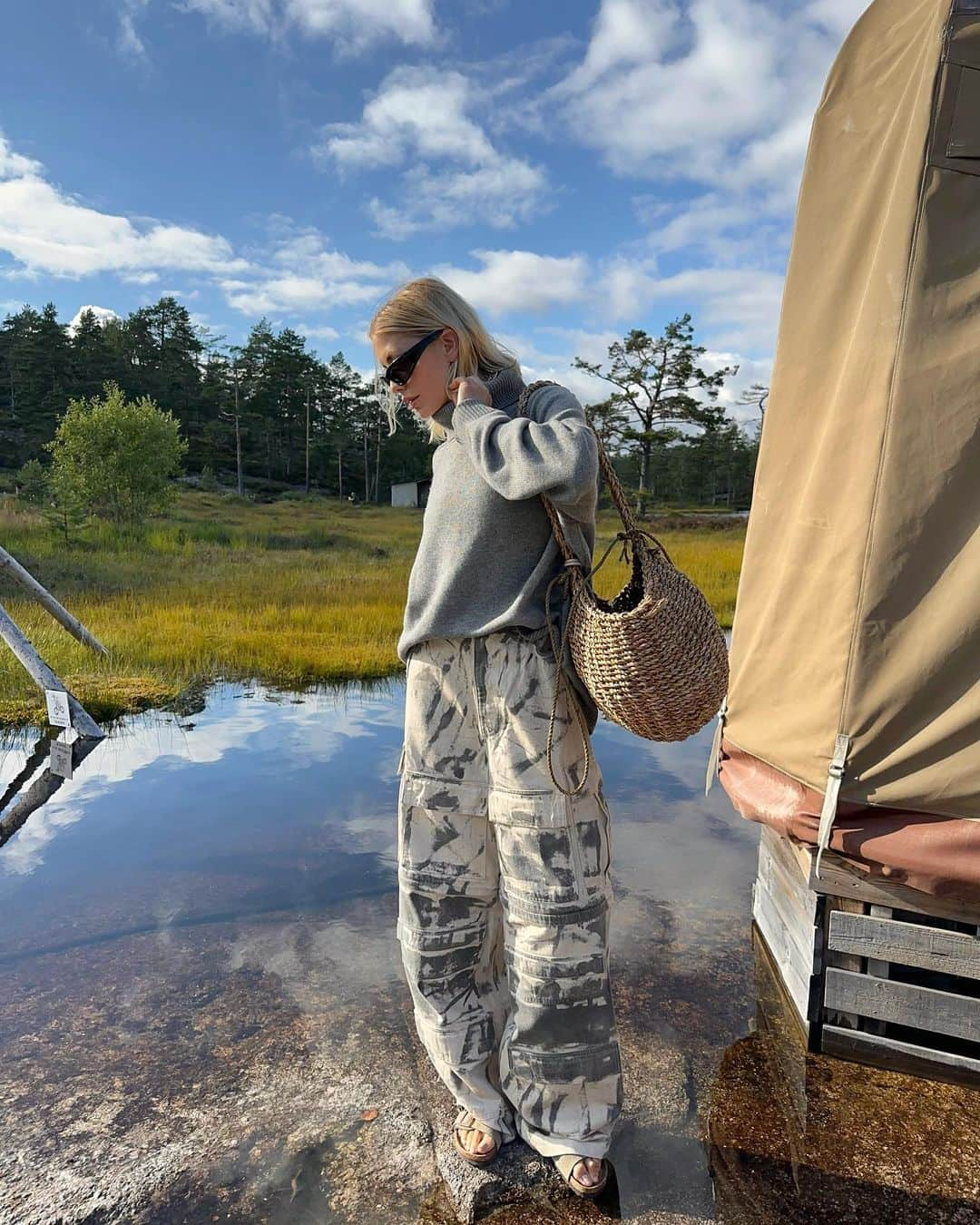 エレナ・ペルミノヴァさんのインスタグラム写真 - (エレナ・ペルミノヴァInstagram)「Not your typical summer post 🛖⛰️」8月23日 21時24分 - lenaperminova