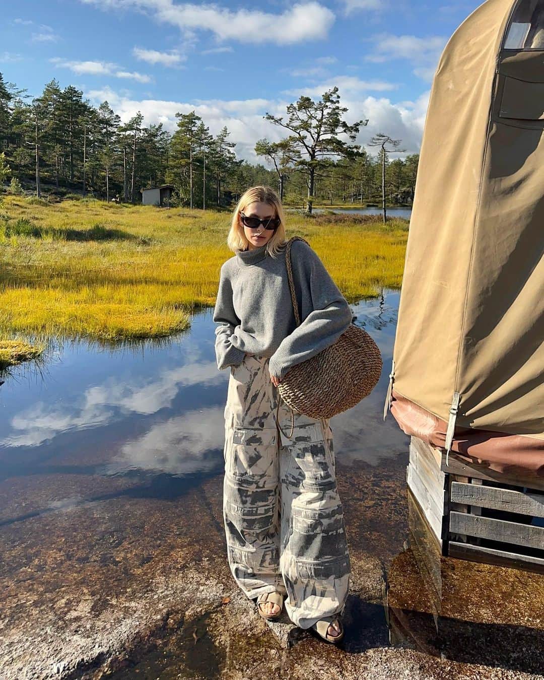 エレナ・ペルミノヴァのインスタグラム：「Not your typical summer post 🛖⛰️」