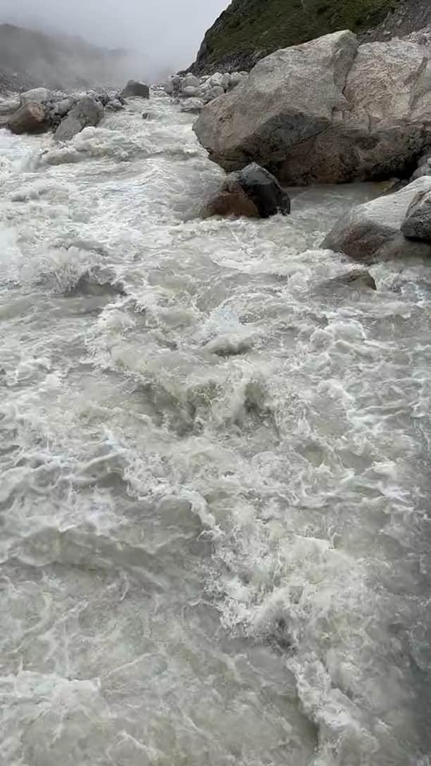 野口健のインスタグラム：「エベレストのクンブ氷河から流れる川（この地点から少し遡れば氷河の末端）。  シェルパは「例年よりも水量がうんと多い」と。予定ではとある峠を越えてクンブ氷河を渡る予定でしたがシェルパは「この川の状況を見るとクンブ氷河も川になっているかもしれない」と。今夏は世界中が異常気象…。  #野口健 #エベレスト街道」
