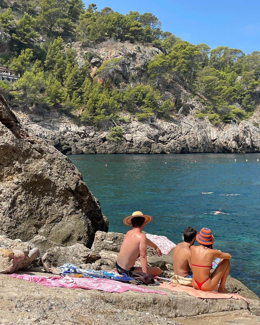 ガラ・ゴンザレスのインスタグラム：「Tramontana mediterránea 🤍」