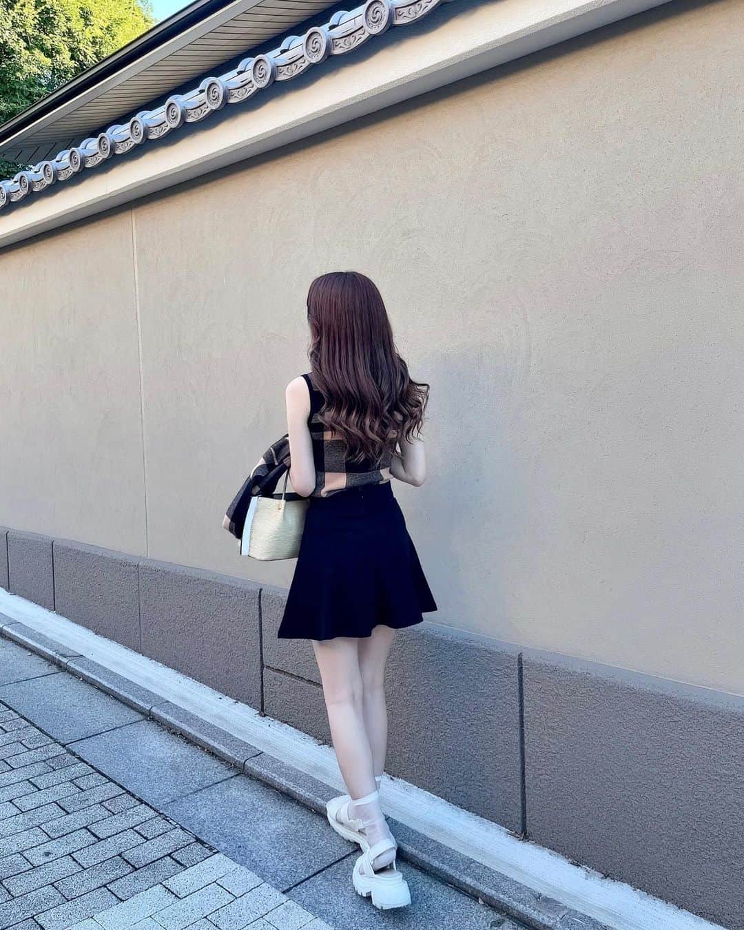 川猿てるみさんのインスタグラム写真 - (川猿てるみInstagram)「. アンサンブル沢山の再販希望有難うございました🙏🏻  ブラックもブラウンもどちらも人気で…😭💕 意見沢山参考にさせて頂きます🙆🏼‍♀️💕  コーデ合わせれやすくて お気に入り何より可愛い🥺♥️ この日はブラウン×ブラックで☑️  #me #adoine #adoineコーデ」8月23日 21時32分 - terumin1113