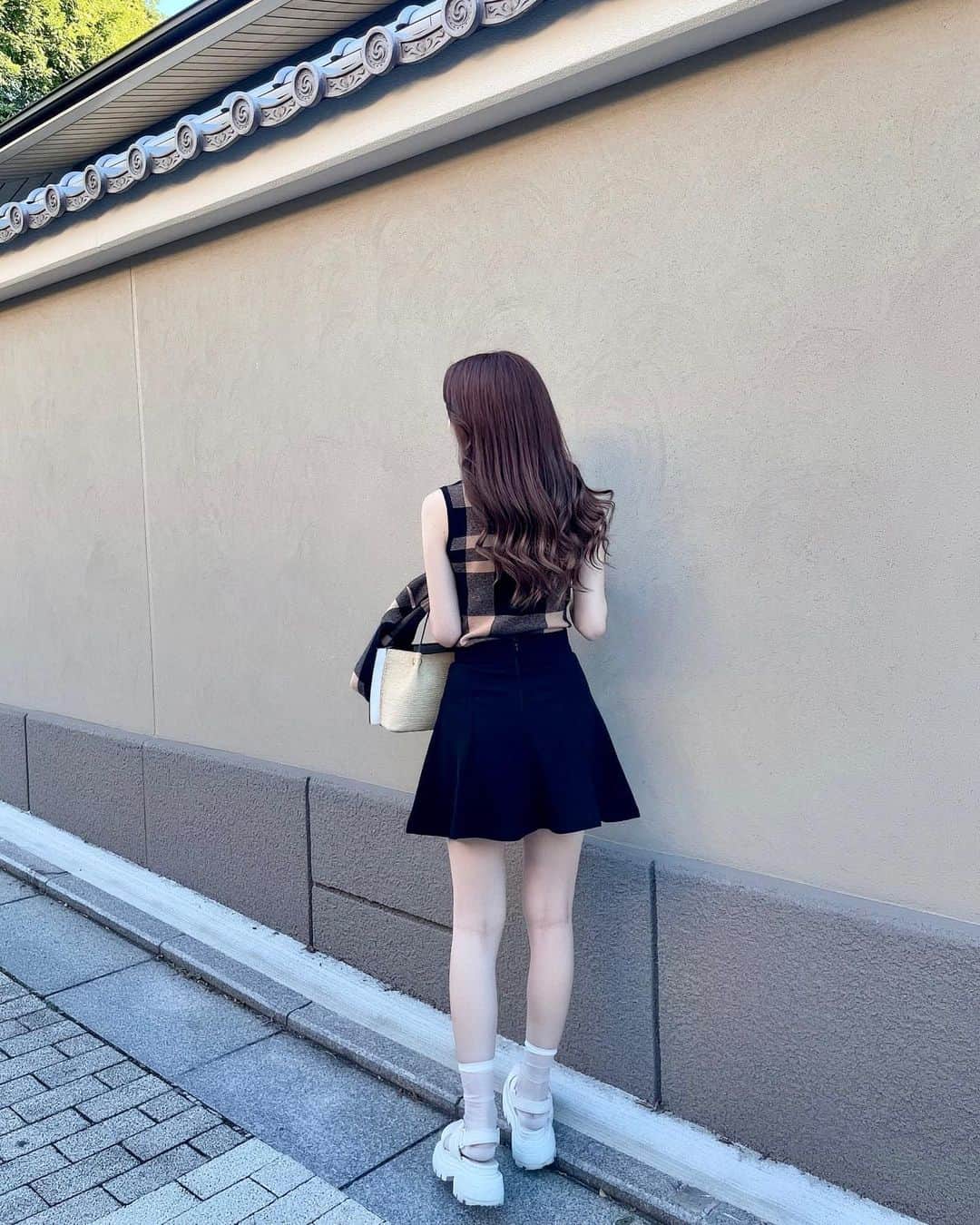 川猿てるみさんのインスタグラム写真 - (川猿てるみInstagram)「. アンサンブル沢山の再販希望有難うございました🙏🏻  ブラックもブラウンもどちらも人気で…😭💕 意見沢山参考にさせて頂きます🙆🏼‍♀️💕  コーデ合わせれやすくて お気に入り何より可愛い🥺♥️ この日はブラウン×ブラックで☑️  #me #adoine #adoineコーデ」8月23日 21時32分 - terumin1113