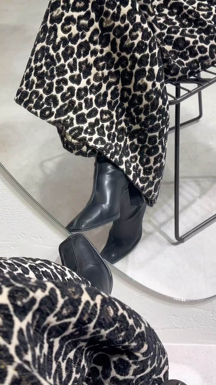 Azuのインスタグラム：「大人気だったレオパードスカート💗 今年は別のジャガード柄との3色で登場です🐯 どれも高級感ばっちり👏 シルエットも今回も細く見えるけどタイト過ぎない美シルエットです❤️  @glamlipsofficial   #ファッション#コーデ#コーディネート#glamlips#glamlipsshop #グラムリップス#秋服#秋服コーデ #スカートコーデ」