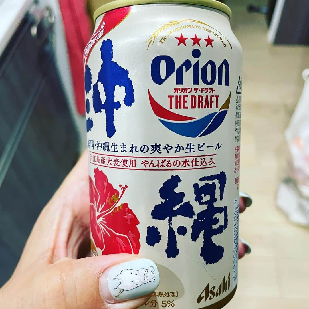 富所哲平さんのインスタグラム写真 - (富所哲平Instagram)「【祝４０歳】たくさんのお祝いメッセージありがとうございます！  昨日より今日、今日より明日、 少しでも社会を優しくしたい・明るくしたい・豊かにしたい。  そのためににまだまやるべきことがたくさんあります！  【きっかけのエピソード❤️】 コロナ禍で、社会全体に行動制限が強いられる中、  児童養護施設のような公的な施設では、その特性上、より強い行動制限がかかったそうです。  施設によっては、スーパー等への買い物など、ちょっとの外出すら許されなかったそうです。  当然に、外部からの支援者にも会うことができない。  家族との面会でさえも、接触の禁止や時間の制限などが設けられたそうです。  これらすべてを含めた、コロナがもたらした子どもたちへの影響は、想像に難しくありません。  「つながっているよ。」「ひとりじゃないよ。」  そんな想いを伝えていきたい‼️  【これまでやってきたこと】 施設の子どもたちに、施設で働く職員さんに、笑顔になってもらいたい。  「笑顔と感動を届けるプロジェクト」として、年４～５回、  群馬県内の児童養護施設に、クリスマスプレゼント、季節のフルーツ、スイーツなどをお届けしてきました！  ※プロジェクトの代表で、前橋で美容師をしている荒川は、30年以上、 施設の子どもたちにランドセルを送る活動や、施設での無料カットなどの活動を継続してやってきました。  🫵✨目的は一つ、子どもたちに  「世の中、まだまだ捨てたもんじゃないな」  って思ってもらえたら。  【💥クラウドファンディングやります🌏】 今回のクラウドファンディングの目的は、  まずはこの活動を多くの方に知って頂き、  ✨あなたにも関わって頂きたい ✨子どもたちとつながって頂きたい ✨知らんぷりしてほしくない  集まったお金を使い、施設への支援活動の継続、そして施設の子どもたちと社会の「つながり」を作っていきます。  【幸せについて】 豊かで便利な、分断・複雑化された今の社会では、困っている人を目にすることなく  「自分さえ良ければ良い」で、十分に生きていけてしまいます。  “つながり”の無い世界で、人は幸せになれるんでしょうか。  否、幸せは”つながり”の中にある、と信じています。  寄付活動やボランティアが盛んな国ほど、幸福度が高いって話は有名な話です。  まずは知ってください。そして関わってください。  人は知ってしまったら 必ず気にかける いきものだ  知って、関わって、つながったら、明日は今日より少しだけ優しい社会になっていきます。  その優しさは、巡り巡って、あなたに必ず返ってきます。  【目指すヴィジョン】 まずは知ることから。  こちらが無理をしても活動は一過性で終わってしまい、継続性が失われてしまう。  だからこそ、より多くの人にこの活動を知ってもらい、  それぞれができる限りの可能なカタチで関わってもらって当事者になってもらいたい。  オープンチャット等を利用しながら活動の共有をして仲間も増やしていきます。  サブスクリプション的な形で、月額の応援制度を整えて、常につながり続けることができるよう目指します。  施設側の協力も頂き、施設の子どもたちが受け取ることが当たり前にならないように、かといって押しつけにならないように、コミュニケーションを取っていきます。   😄また近々、ご案内するので、どうか御支援のほど宜しくお願い致します！」8月23日 21時34分 - tomitetsu823