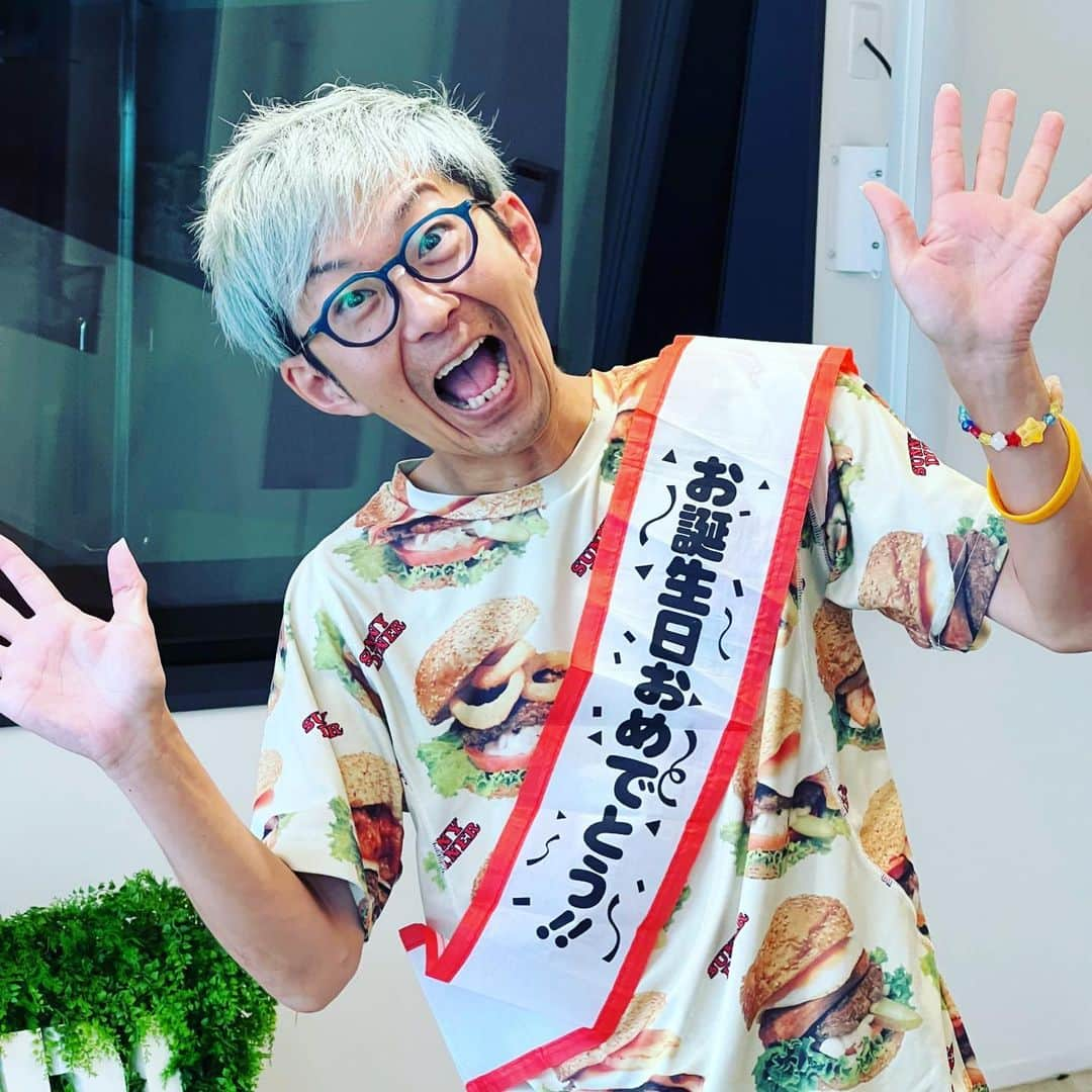 富所哲平さんのインスタグラム写真 - (富所哲平Instagram)「【祝４０歳】たくさんのお祝いメッセージありがとうございます！  昨日より今日、今日より明日、 少しでも社会を優しくしたい・明るくしたい・豊かにしたい。  そのためににまだまやるべきことがたくさんあります！  【きっかけのエピソード❤️】 コロナ禍で、社会全体に行動制限が強いられる中、  児童養護施設のような公的な施設では、その特性上、より強い行動制限がかかったそうです。  施設によっては、スーパー等への買い物など、ちょっとの外出すら許されなかったそうです。  当然に、外部からの支援者にも会うことができない。  家族との面会でさえも、接触の禁止や時間の制限などが設けられたそうです。  これらすべてを含めた、コロナがもたらした子どもたちへの影響は、想像に難しくありません。  「つながっているよ。」「ひとりじゃないよ。」  そんな想いを伝えていきたい‼️  【これまでやってきたこと】 施設の子どもたちに、施設で働く職員さんに、笑顔になってもらいたい。  「笑顔と感動を届けるプロジェクト」として、年４～５回、  群馬県内の児童養護施設に、クリスマスプレゼント、季節のフルーツ、スイーツなどをお届けしてきました！  ※プロジェクトの代表で、前橋で美容師をしている荒川は、30年以上、 施設の子どもたちにランドセルを送る活動や、施設での無料カットなどの活動を継続してやってきました。  🫵✨目的は一つ、子どもたちに  「世の中、まだまだ捨てたもんじゃないな」  って思ってもらえたら。  【💥クラウドファンディングやります🌏】 今回のクラウドファンディングの目的は、  まずはこの活動を多くの方に知って頂き、  ✨あなたにも関わって頂きたい ✨子どもたちとつながって頂きたい ✨知らんぷりしてほしくない  集まったお金を使い、施設への支援活動の継続、そして施設の子どもたちと社会の「つながり」を作っていきます。  【幸せについて】 豊かで便利な、分断・複雑化された今の社会では、困っている人を目にすることなく  「自分さえ良ければ良い」で、十分に生きていけてしまいます。  “つながり”の無い世界で、人は幸せになれるんでしょうか。  否、幸せは”つながり”の中にある、と信じています。  寄付活動やボランティアが盛んな国ほど、幸福度が高いって話は有名な話です。  まずは知ってください。そして関わってください。  人は知ってしまったら 必ず気にかける いきものだ  知って、関わって、つながったら、明日は今日より少しだけ優しい社会になっていきます。  その優しさは、巡り巡って、あなたに必ず返ってきます。  【目指すヴィジョン】 まずは知ることから。  こちらが無理をしても活動は一過性で終わってしまい、継続性が失われてしまう。  だからこそ、より多くの人にこの活動を知ってもらい、  それぞれができる限りの可能なカタチで関わってもらって当事者になってもらいたい。  オープンチャット等を利用しながら活動の共有をして仲間も増やしていきます。  サブスクリプション的な形で、月額の応援制度を整えて、常につながり続けることができるよう目指します。  施設側の協力も頂き、施設の子どもたちが受け取ることが当たり前にならないように、かといって押しつけにならないように、コミュニケーションを取っていきます。   😄また近々、ご案内するので、どうか御支援のほど宜しくお願い致します！」8月23日 21時34分 - tomitetsu823