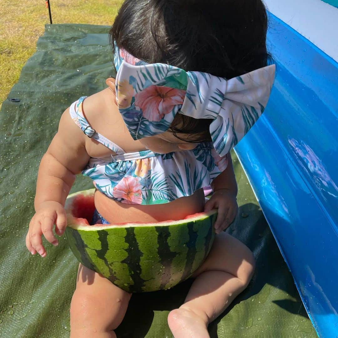 ちひろさんのインスタグラム写真 - (ちひろInstagram)「. The夏🍉  可愛い〜すいかパンツ作ったよ🍉 頑張ってくり抜いた💪  まさかのらいちゃんも履けるとはびっくり👀‼️笑笑  #夏の思い出 #夏休み #すいか #すいかパンツ #プール #お家プール #水遊び #子供 #コドモノ #小学生 #赤ちゃん  #小学生  #水遊び」8月23日 21時34分 - chihiro_grm