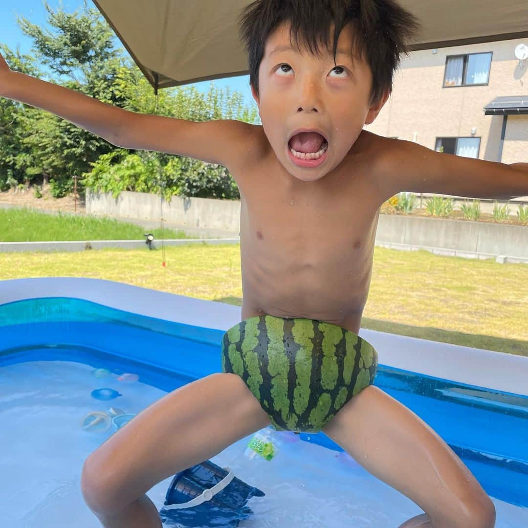 ちひろさんのインスタグラム写真 - (ちひろInstagram)「. The夏🍉  可愛い〜すいかパンツ作ったよ🍉 頑張ってくり抜いた💪  まさかのらいちゃんも履けるとはびっくり👀‼️笑笑  #夏の思い出 #夏休み #すいか #すいかパンツ #プール #お家プール #水遊び #子供 #コドモノ #小学生 #赤ちゃん  #小学生  #水遊び」8月23日 21時34分 - chihiro_grm