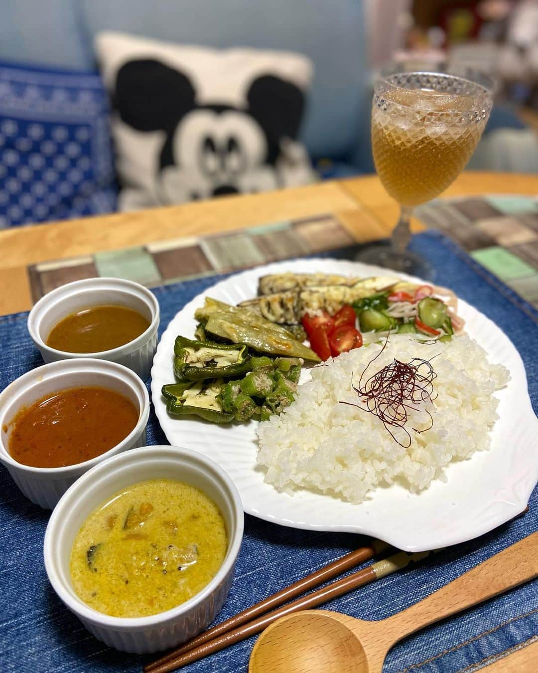 lalapinkのインスタグラム：「夜ごはん🍛  ⭐︎豆のカレーかぼちゃのオーラン ⭐︎肉のカレーチキンウップ ⭐︎野菜のカレーラッサム ⭐︎夏野菜のグリル  無印良品の南インドのカレーセット🍛 コレ凄く美味しい😋 混ぜて食べると更に美味しい。 お友達の娘ちゃんが、私が絶対好きだと思うからと選んでプレゼントしてくれたもの。何で分かるのー😂  @muji_global   #よるごはん #夜ごはん #夕飯 #夕食 #カレー #curry #南インドカレー #豆のカレー #かぼちゃのオーラン #チキンウップ #ラッサム #おうちごはん #おうちご飯 #muji #無印良品」