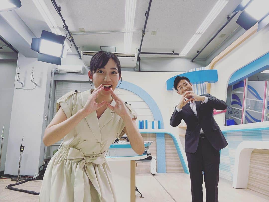 松本亜美さんのインスタグラム写真 - (松本亜美Instagram)「新潟一番をご覧いただきありがとうございました😊 斎藤キャスターが取材のため不在、日高アナが1部終わりに取材へ行き、3部ニュースは内田さんお一人で、私は天気予報でした☀️  このツーショットは シネマレビュー以来？ということで📸  内田さんが岡山県出身なので 桃のポーズをお願いしました🍑 私は桃太郎のイメージです👶  明日も体温並みの暑さとなりそうですので、 体調を崩さないように気をつけていきましょう！！！  #teny #テレビ新潟  #夕方ワイド新潟一番  #スタジオ #MC  #キャスター #アナウンサー #ニュース #天気予報士  #突撃写真 #オフショット  #内田拓志キャスター #岡山県出身  #セルフィー #今日のテーマ #桃 #桃太郎  #松本亜美 #滋賀県出身」8月23日 21時45分 - ami_matsumoto_teny