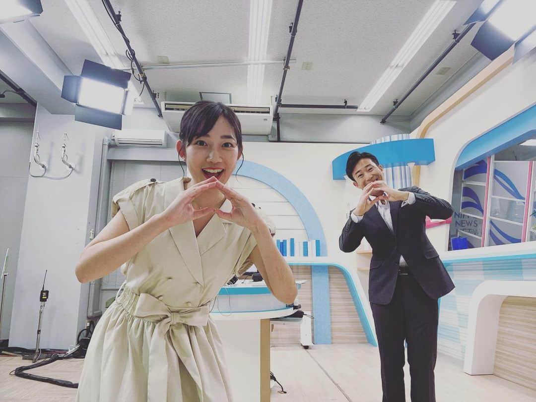 松本亜美さんのインスタグラム写真 - (松本亜美Instagram)「新潟一番をご覧いただきありがとうございました😊 斎藤キャスターが取材のため不在、日高アナが1部終わりに取材へ行き、3部ニュースは内田さんお一人で、私は天気予報でした☀️  このツーショットは シネマレビュー以来？ということで📸  内田さんが岡山県出身なので 桃のポーズをお願いしました🍑 私は桃太郎のイメージです👶  明日も体温並みの暑さとなりそうですので、 体調を崩さないように気をつけていきましょう！！！  #teny #テレビ新潟  #夕方ワイド新潟一番  #スタジオ #MC  #キャスター #アナウンサー #ニュース #天気予報士  #突撃写真 #オフショット  #内田拓志キャスター #岡山県出身  #セルフィー #今日のテーマ #桃 #桃太郎  #松本亜美 #滋賀県出身」8月23日 21時45分 - ami_matsumoto_teny