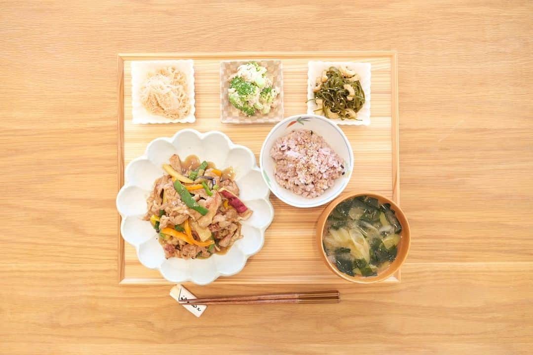 木村文乃 のインスタグラム：「*** 今日のごはんでした。  豚こまチンジャオロース しらたき明太 ブロッコリーのツナマヨ和え 切り昆布煮 ネギとわかめのおみそ汁 雑穀米  豚こまって安くておいしくて とにかく万能で大好きです。  甲子園熱かったね…!!! . どちらも激闘お疲れさまでした⚾️」