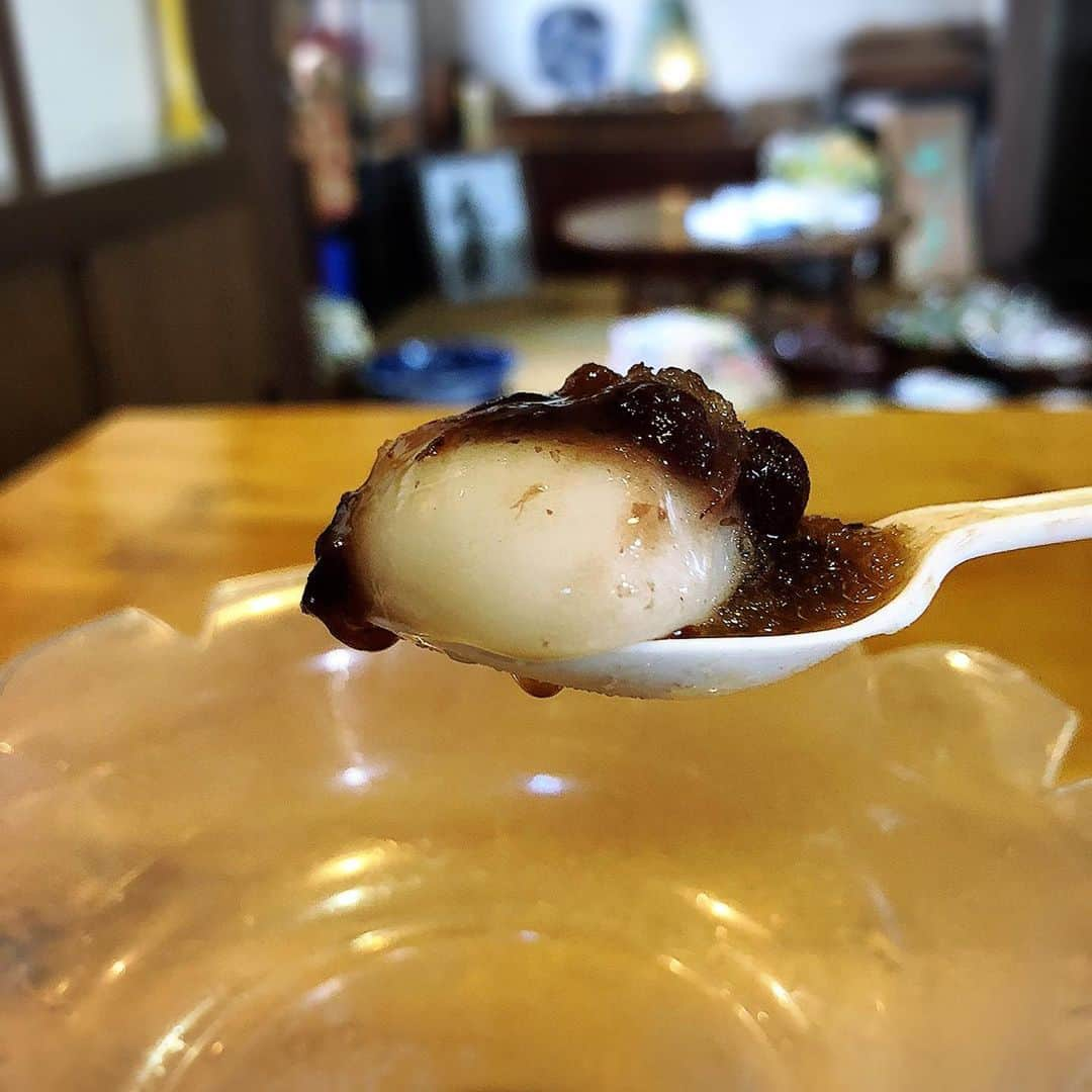 葛巻舞香さんのインスタグラム写真 - (葛巻舞香Instagram)「🍧🍧🍧  かき氷（黒蜜きなこ） 【竹芳】  和糖どら焼きや季節の上生菓子で有名な和菓子屋「竹芳」さん  夏には涼の美味しさを届けてくれる「かき氷」が看板メニューに。  一番人気は「宇治金時」🍵 という事ですが 私は黒蜜がだーいすきʕ •́؈•̀ ₎ なので今回は 「黒蜜きなこ」をいただきました。  とろんとした黒蜜ソースは 甘さも上品で丁度良く 少し香ばしさも感じるような まさに和菓子屋さんの成せる美味しさ。  柔らくありつつ しゃくしゃくと適度に氷らしい食感が残る氷も実に良い。  底には粒あんと白玉だんごが待っていて  「近年のかき氷は随分と高くなっちまったなぁ…」  という気持ちも溶かしてくれる 大満足の美味しさでした。 （むしろ竹芳さんの700円はリーズナブル）  車のエアコンも稼働しっぱなしでしたが しばらくはエアコンいらずでも身体が涼みました。 かき氷って美味しいだけではなく、暑さを乗り切る為の昔からの手段だったんだなぁとしみじみ。  ごちそうさまでした🍧  #かき氷 #和菓子屋のかき氷  #黒蜜きなこ #黒蜜きなこかき氷  #岩手県かき氷  #盛岡市 #竹芳 #竹芳のかき氷」8月23日 21時37分 - maika.kzm