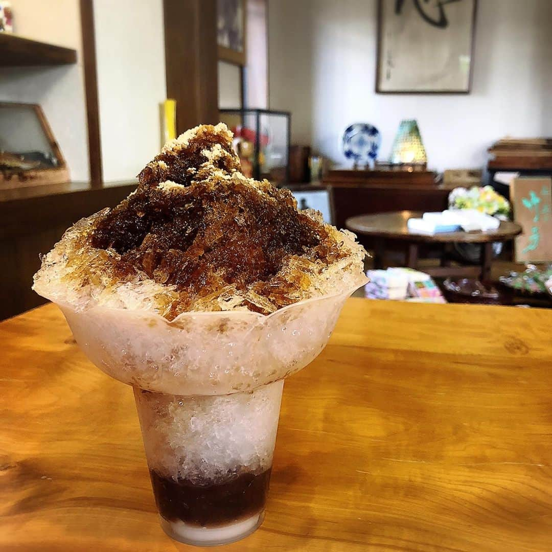 葛巻舞香さんのインスタグラム写真 - (葛巻舞香Instagram)「🍧🍧🍧  かき氷（黒蜜きなこ） 【竹芳】  和糖どら焼きや季節の上生菓子で有名な和菓子屋「竹芳」さん  夏には涼の美味しさを届けてくれる「かき氷」が看板メニューに。  一番人気は「宇治金時」🍵 という事ですが 私は黒蜜がだーいすきʕ •́؈•̀ ₎ なので今回は 「黒蜜きなこ」をいただきました。  とろんとした黒蜜ソースは 甘さも上品で丁度良く 少し香ばしさも感じるような まさに和菓子屋さんの成せる美味しさ。  柔らくありつつ しゃくしゃくと適度に氷らしい食感が残る氷も実に良い。  底には粒あんと白玉だんごが待っていて  「近年のかき氷は随分と高くなっちまったなぁ…」  という気持ちも溶かしてくれる 大満足の美味しさでした。 （むしろ竹芳さんの700円はリーズナブル）  車のエアコンも稼働しっぱなしでしたが しばらくはエアコンいらずでも身体が涼みました。 かき氷って美味しいだけではなく、暑さを乗り切る為の昔からの手段だったんだなぁとしみじみ。  ごちそうさまでした🍧  #かき氷 #和菓子屋のかき氷  #黒蜜きなこ #黒蜜きなこかき氷  #岩手県かき氷  #盛岡市 #竹芳 #竹芳のかき氷」8月23日 21時37分 - maika.kzm