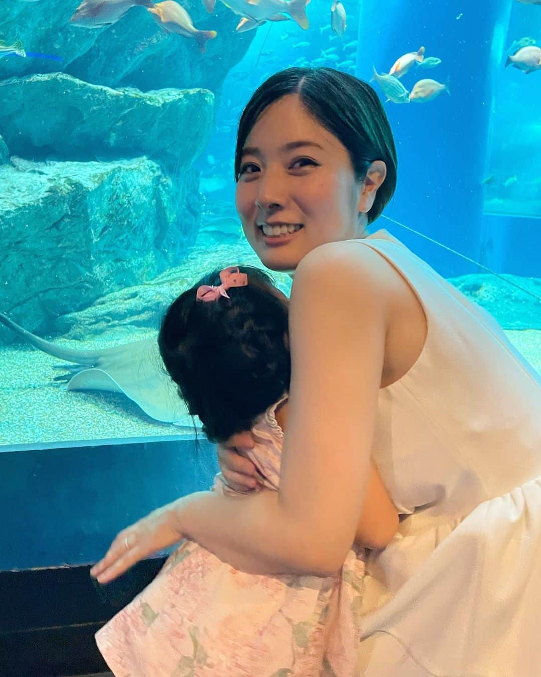 逢月あかりさんのインスタグラム写真 - (逢月あかりInstagram)「連れて行ってあげたかった水族館🐟🐠  イルカショーがすごかった思い出があり✨🐬  娘も歓声をあげて大興奮でした😊✨  髪型は編み込みにしてあげたけど帰りにはいつもボサボサ👧🏻🎀  #子連れお出かけ #アクアパーク品川#水族館#イルカショー #キッズヘアアレンジ #女の子ヘアアレンジ」8月23日 21時37分 - akari.ouzuki