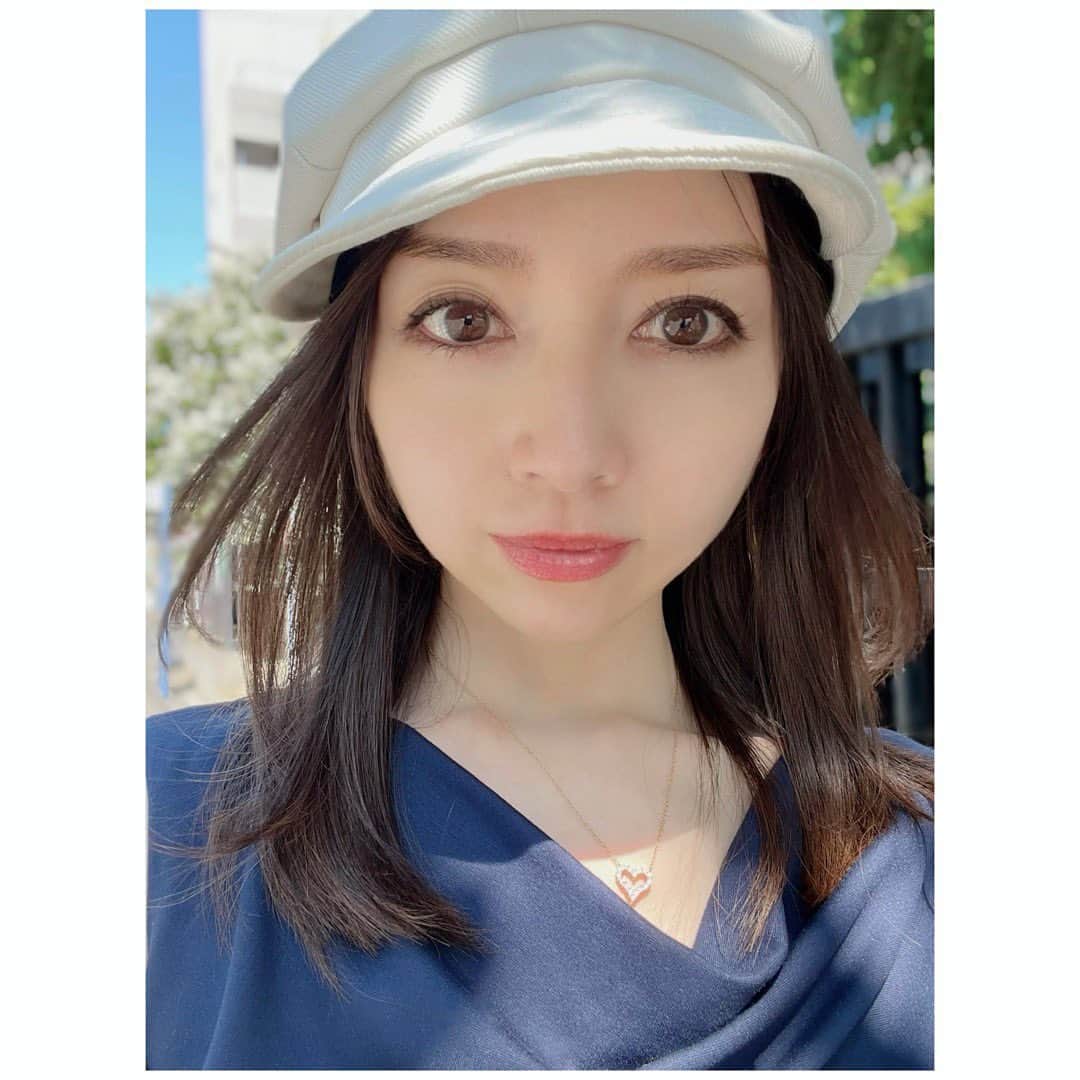 宮本笑里のインスタグラム：「実は髪の毛切った。  今のところ気付いた人いない模様🤫  #haircut  @tiffanyandco @escadaofficial」
