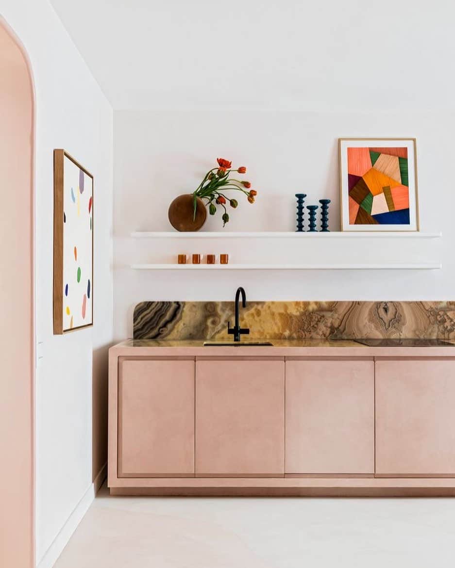 Homepolishのインスタグラム：「We are completely taken with the details and finishes in this kitchen by Batiik Studio, not to mention the colorful art and accessories. @batiikstudio   #kitchendesign #kitcheninspo #homestyle #livingwithart」
