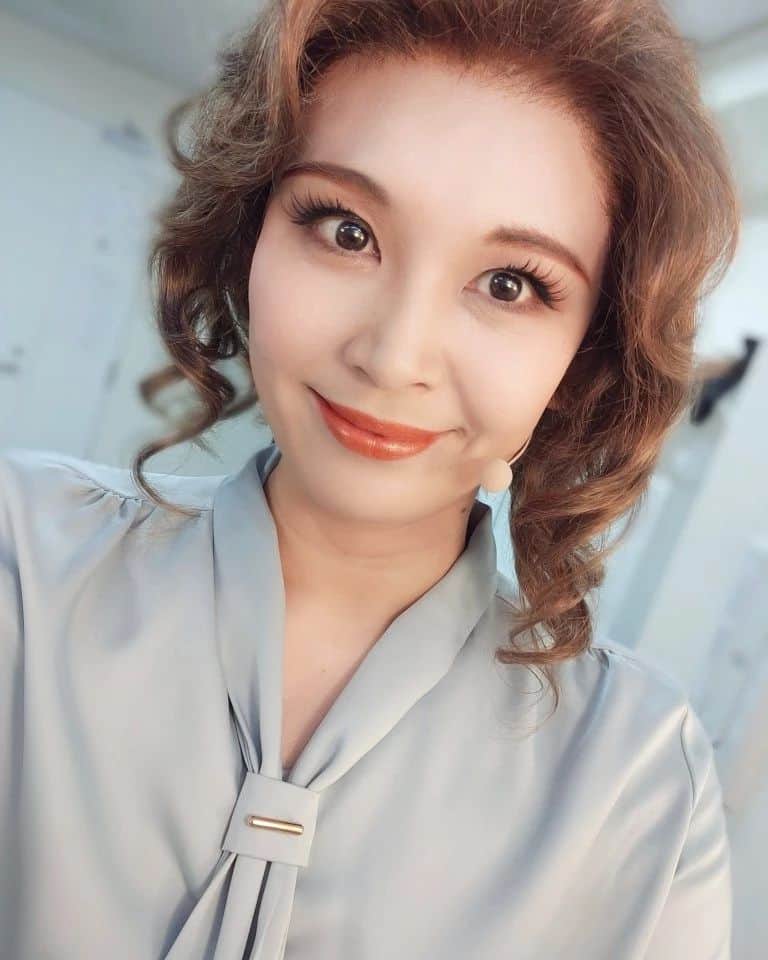 栗山絵美のインスタグラム：「名門校ホレスグリーンで働くマカプガイ先生。 このヘアスタイルもコーディネートも、大好き。 秋を先取りスタイル、全身は劇場でお確かめ下さい🍁⠜ 担当教科は美術です。ゴーテゴテ♪と無表情♪と歌ってます。 🤘😎🤘 シェーンコップ先生が、故郷の南部せんべいを！大好きなお菓子に癒され頑張れた、ありがとうございます😭  さて、舞台稽古から13日連勤が無事に終了しました！ ホッとしております！ が、まだまだ先は続く！来週も頑張るぞ🎸⚡️  #ミュージカルスクールオブロック #SOR」
