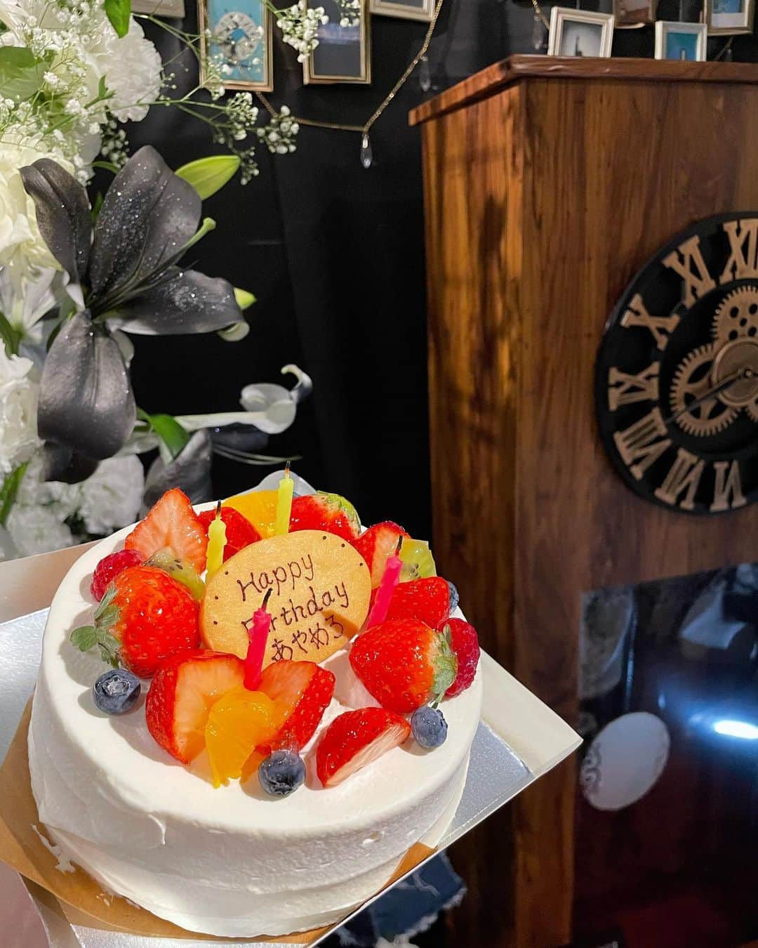 太田彩夏のインスタグラム：「・ K2のみんながお祝いしてくれました🎂♡  #happybirthday #birthdaycake  #ホールケーキ #ありがとうございます」