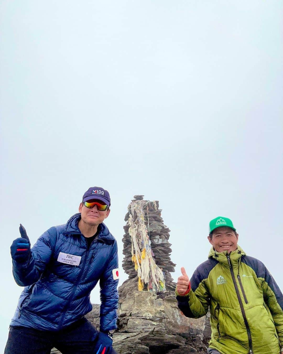 野口健のインスタグラム：「チュクンリ峰（5550m）に登頂。ペリチェ（4240m）から往復で8時間。想定より早かった。一つには雨が降ったり止んだり。疲れても岩に腰掛ける気にもならず。また、この標高の雨は冷たいので、行きはダラダラ。帰りはダッシュで戻ってきました。日本を出てちょうど１週間。一つ登れて良かった！  #野口健 #エベレスト街道」