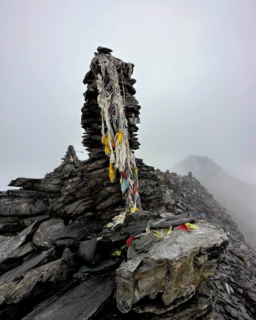 野口健さんのインスタグラム写真 - (野口健Instagram)「チュクンリ峰（5550m）に登頂。ペリチェ（4240m）から往復で8時間。想定より早かった。一つには雨が降ったり止んだり。疲れても岩に腰掛ける気にもならず。また、この標高の雨は冷たいので、行きはダラダラ。帰りはダッシュで戻ってきました。日本を出てちょうど１週間。一つ登れて良かった！  #野口健 #エベレスト街道」8月23日 21時47分 - noguchiken8848