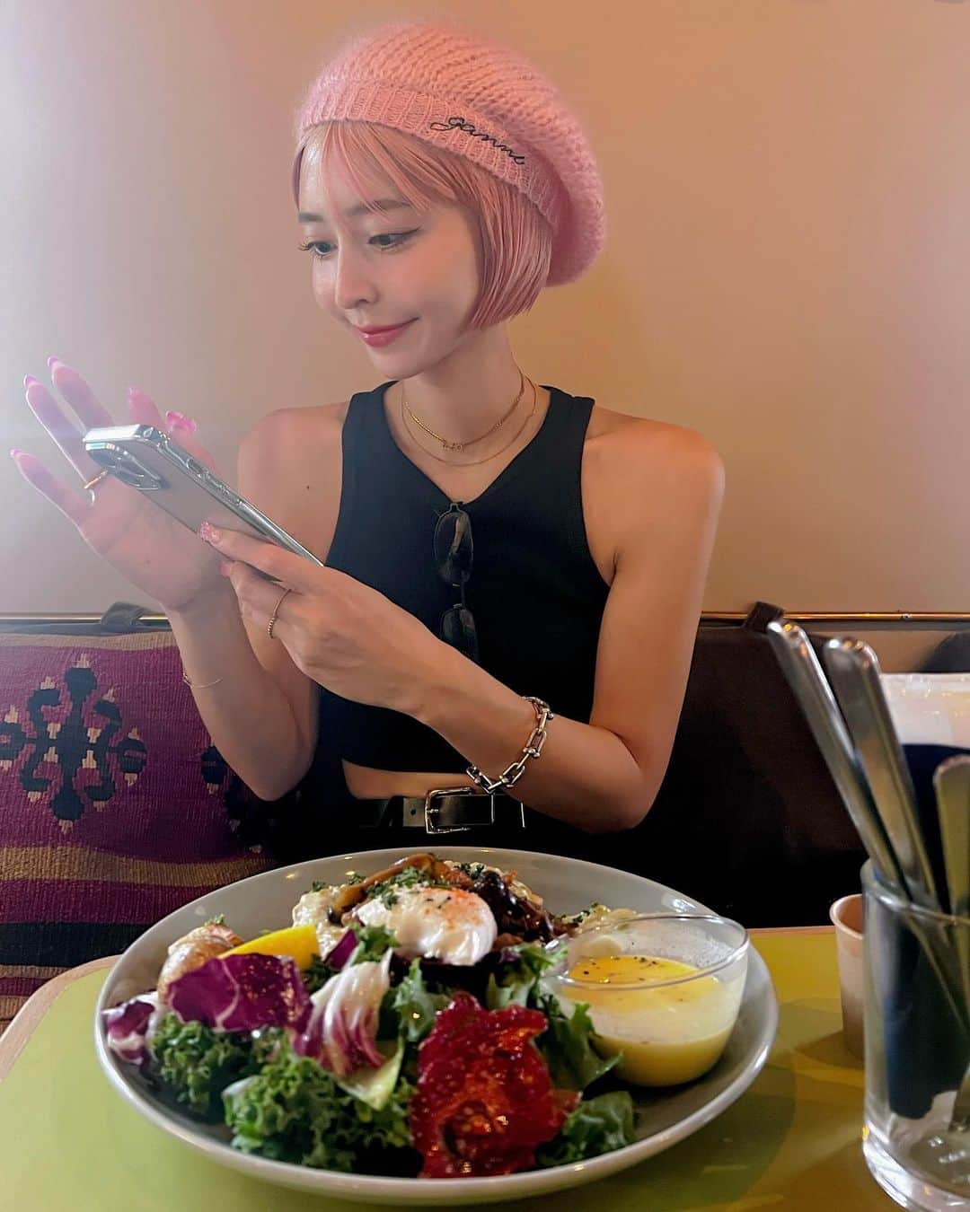 梅村実帆のインスタグラム：「少しずつ秋なさいきんの私👩🏼‍🎨🎀  夜のLUUP🛴がマイブーム😙昼はタクシー😅」