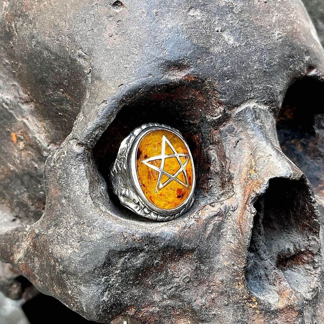 アレックスストリーターのインスタグラム：「⛤ 💀 ⛤ 💀 ⛤   Thank you @yusuke_okumine from the team over at @cream_osaka for this delightfully macabre photo of the Original Amber #AngelHeartRing  Speaking of macabre - we’ll be in Los Angeles October 7th/8th for the fall edition of the legendary @odditiesfleamarket!   Get yer tickets now before it’s too late 💀   #AlexStreeter #skull #skulls #skulladdict」