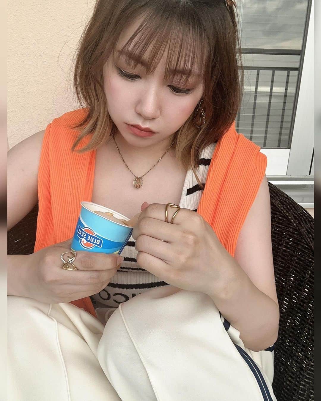 なつきのインスタグラム：「. 暑すぎて毎日こんな感じでアイス食べてる🥹なんかめっちゃ不貞腐れてるみたい笑 . #シティーグループ #ニュークラ #ベルベ #鈴鐘 #クラブベルべ #クラブ鈴鐘 #ホステス #キャバ嬢 #すすきのキャバクラ #すすきのホステス #ショートカット女子 #酒好き」