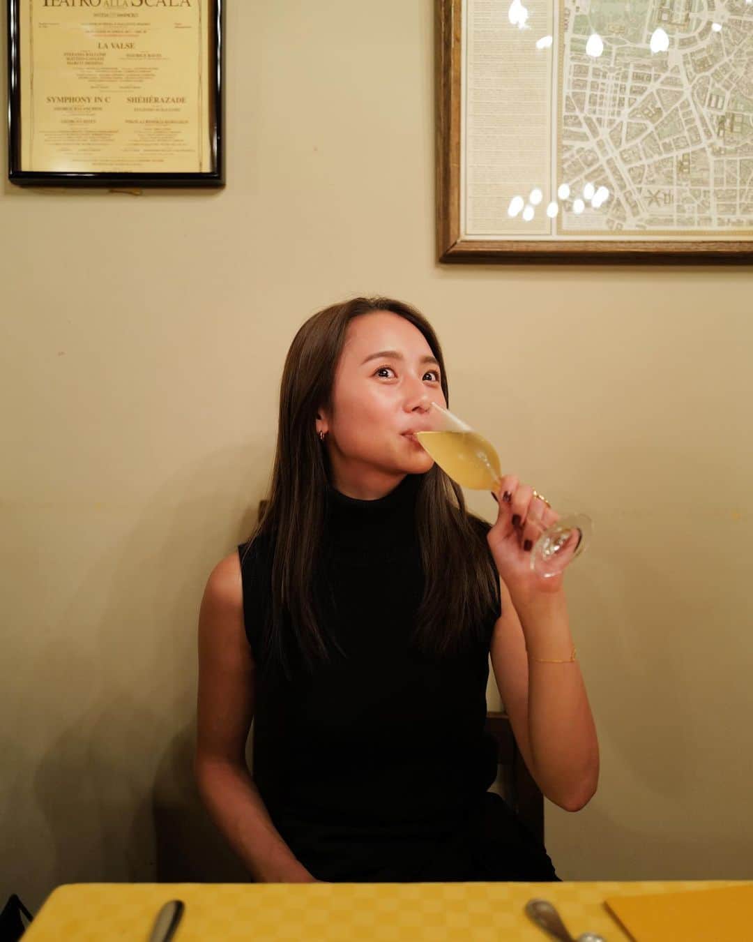 のインスタグラム：「先日の🥂🩷  久しぶりにビスボッチャ🍴  美味しいイタリアンでお祝いしてくれました✨  10年目？11年目？もよろしくな👭  出会ってからずーっと笑わせてくれる大切な友達で、わたしのサポーター♡  いつもありがとう〜🦋 これからもよろしゅうっ！！  #aoinofood #dinner #イタリアン #みんな大好きクリームパン」