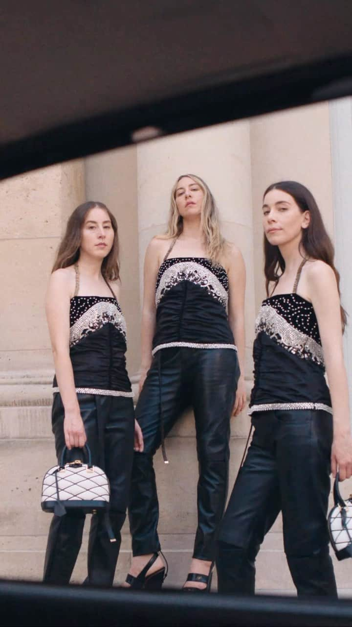 ハイムのインスタグラム：「HAIM for Women’s Fall-Winter 2023. Embodying a sleek sophistication, the Friends of the Maison showcase the Alma bag in a striking monochrome Malletage design, in @NicolasGhesquiere’s new collection campaign. Explore the range via link in bio.  #HAIM #LVFW23 #LouisVuitton」