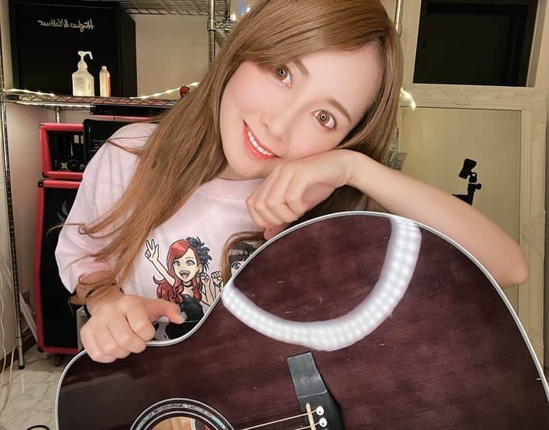 のインスタグラム：「レッスンありがとう💖 懐かしいアコギを弾きました🍋  #Morris #acosticguitar  #guitar #Aldious #アルディアス #aldioustoki」