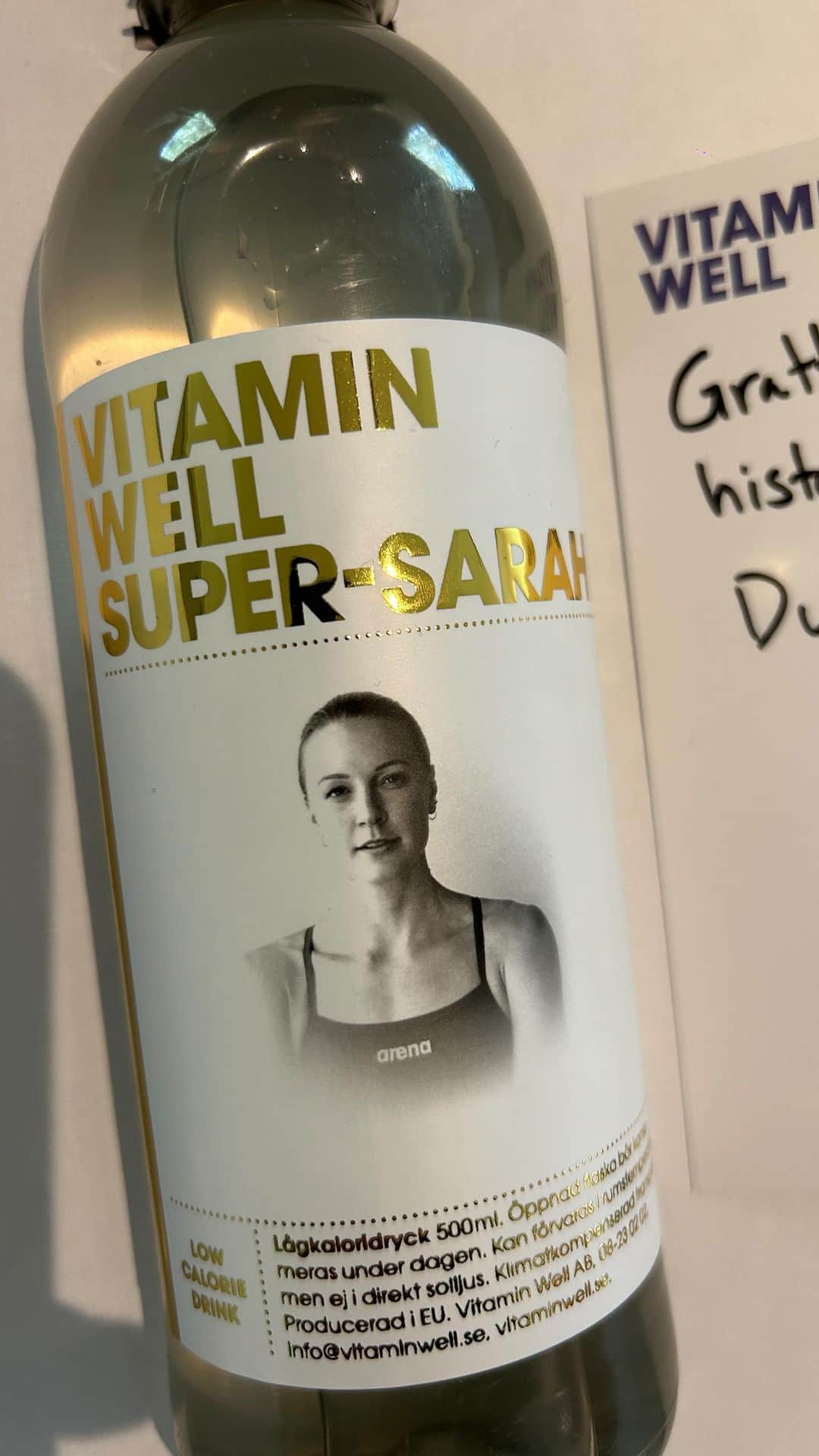 サラ・ショーストレムのインスタグラム：「Men va fint!🏆😍 Tack @vitaminwellsverige 😊」