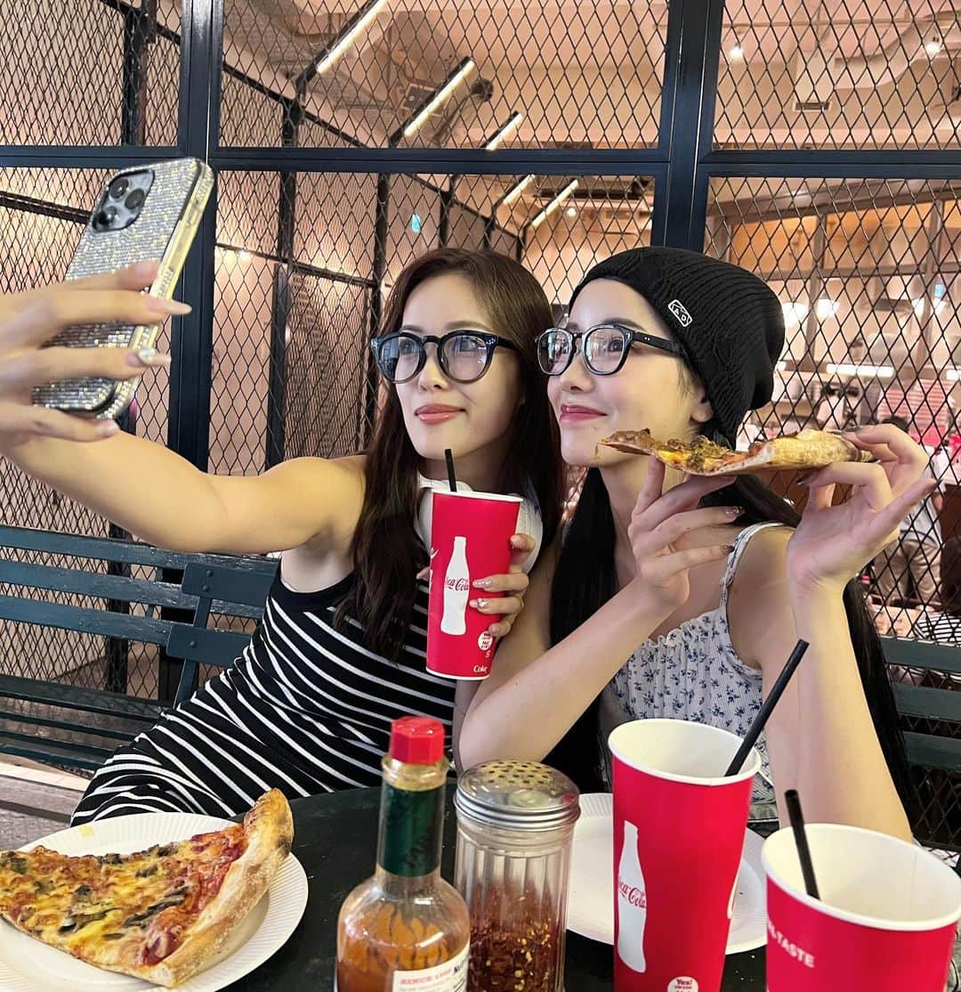 えみ姉のインスタグラム：「ㅤㅤ お仕事のあいまに🍕♡♡♡ ㅤㅤ ㅤ  ㅤ #東京グルメ #東京カフェ」