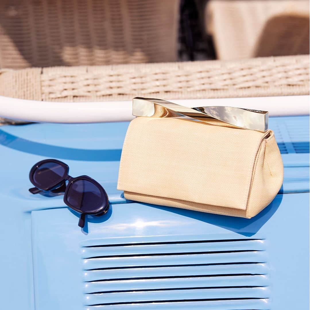 Aquazzuraのインスタグラム：「Radiant raffia. Say Hi to Mini Twist Clutch in charming braided raffia – of course with the metal clasp as the cherry on top   #AQUAZZURA  #AQUAZZURABags」