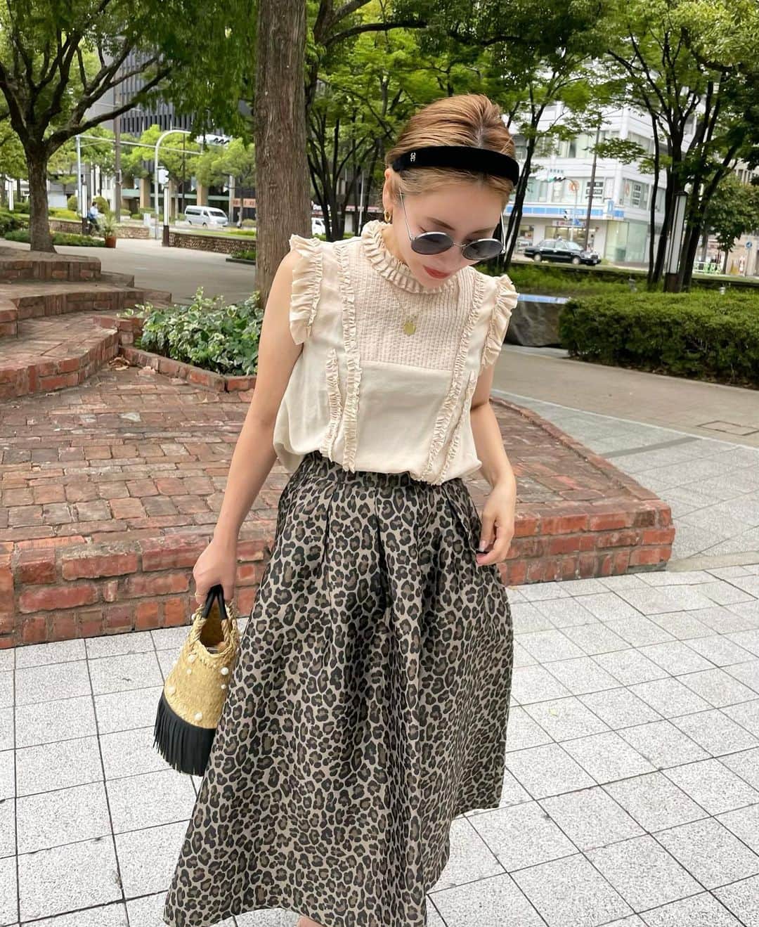 rinのインスタグラム：「⁡ ⁡ ⁡ 愛してやまないこちらのスカート🐆 ⁡ 昨年末から微調整繰り返して やっと今週土曜日より発売startします🫶 ⁡ @baybeeonline_ にて新作公開されて ますのでぜひご覧下さい👀‼︎ 本当に全itemが推しです🥰 ⁡ そして明日　@baybeeonline_ にて @glowplus__okao と新作紹介も させて頂きます🎤 お時間ある方はぜひご参加下さい🤭 ※アーカイブは失敗しない限り残します笑 ⁡ 宜しくお願いします♥️♥️♥️ ⁡ ⁡ ⁡ ⁡ ⁡ ⁡ ⁡ ⁡ ⁡ ⁡ ⁡ ⁡ ⁡ ⁡ #baybee#glowplus#fashion#coordinate#chanel#leopard#hansry#コーデ#ファッション#大人カジュアル#ママコーデ#40代コーデ#40代ファッション#カジュアルコーデ」