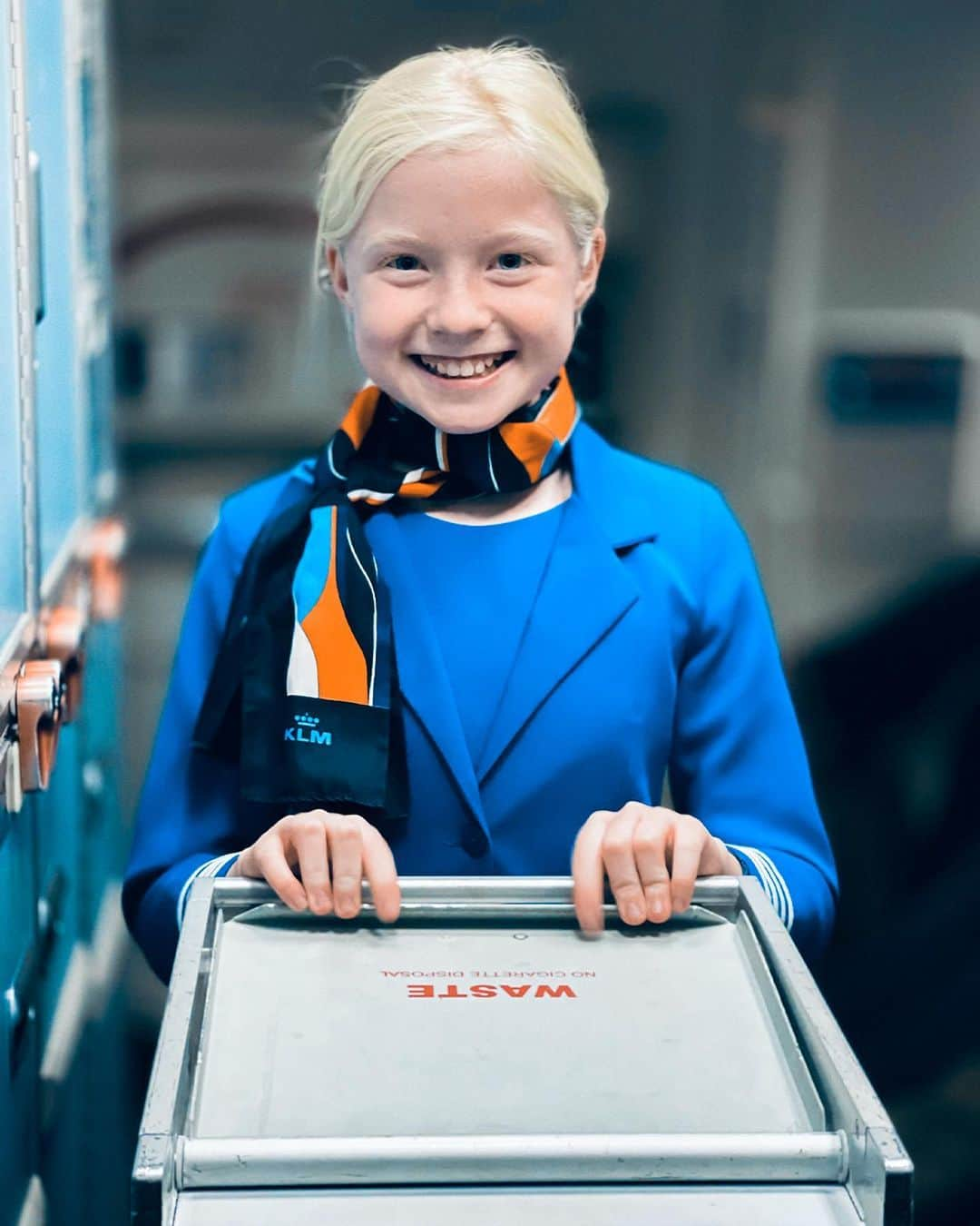 KLMオランダ航空のインスタグラム：「Little helper, big dreams! 🛫✨ Mini cabin attendant Valérie definitely has what it takes to become KLM’s next CA-superstar.   #KLM #royaldutchairlines #kids #cabincrew #cabinattendant #flightattendant」