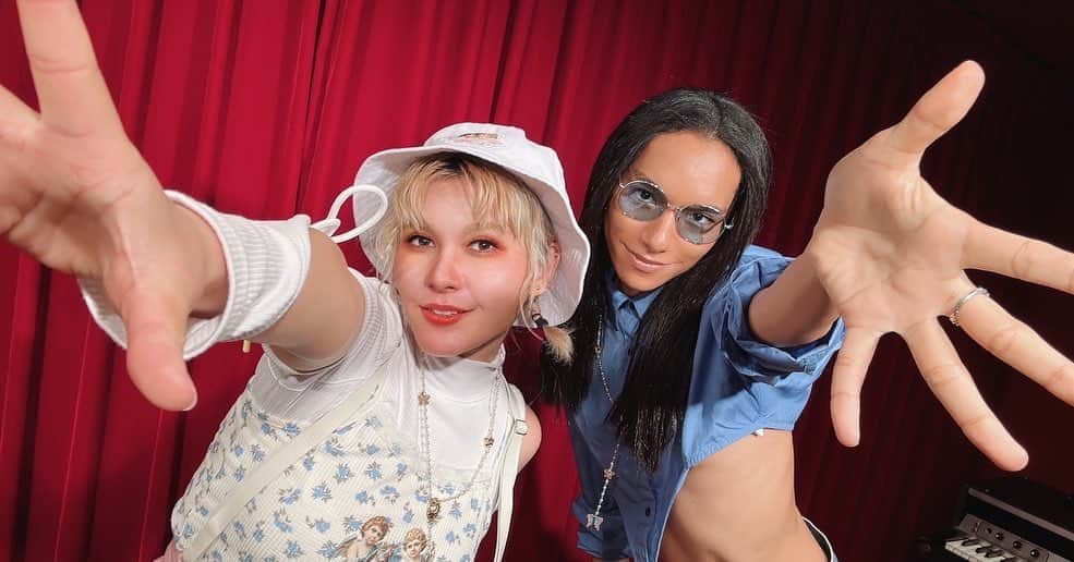 のインスタグラム：「本日よりついに邪答院仄仄のソロ曲『おままごと』が公開されました〜〜！！💋💋💋  収録でアヴちゃんと初めましてでしたが、まさかのネックレスがお揃いで🥹🦋一気に意気投合！ 収録中もわたしの喉を気遣ってハーブティーを差し入れしてくれたり、良いテイクが録れたら「最高〜〜‼️💙💙」とめちゃくちゃ盛り上げてくれて本当に楽しかったです❤️‍🔥🙋🏼‍♀️ わたしの中にまだ産まれていなかった仄仄のいろんな面をアヴちゃんが引き出してくれて、そのおかげで、今回の曲の中では使ったことのない色々な表現に挑戦することができました💋✨✨  招待してもらったぁゔちのライブも最高だった🙏🏻 ぜひ聴いてください！  #ヒプノシスマイク #女王蜂 #アヴちゃん #fairouzai #ファイルーズあい」