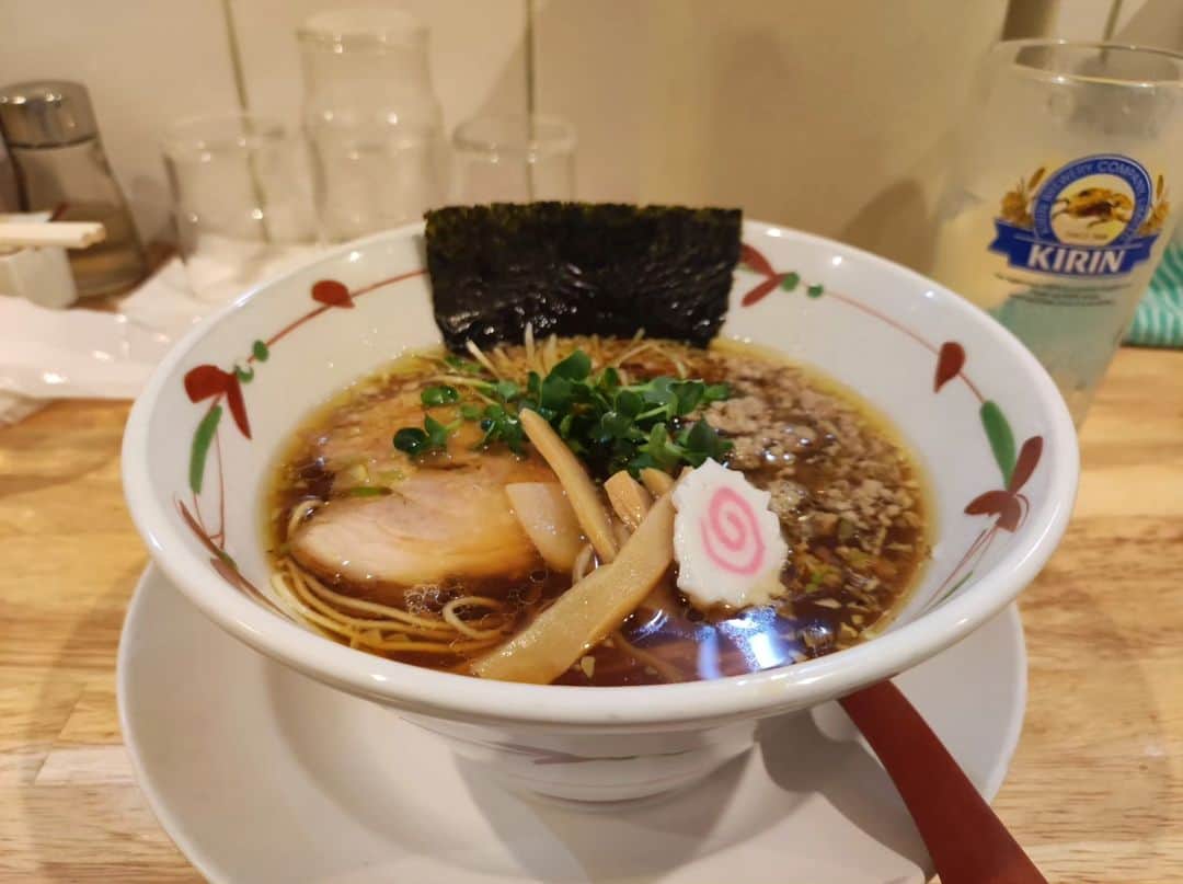つけMen野郎のインスタグラム：「醤油らーめん濃口細麺 らーめん天神下大喜 今日は何を食べようか。そう思わせてくれるほどにメニューが豊富、且つそれぞれの美味しさを知っているから悩ましい。今日は醤油気分。最近お気に入りの薄口太麺の真逆をいただいてみよう。スープをゴクリ、グッと惹きつける醤油の強さ、それにピタッとハマる出汁のバランス。うめぇな。そこに細麺よ。啜り心地良く、歯触りの良い食感。鶏そぼろからの生姜の風味が感じられるのも面白い。改めていただいてめちゃうまかったなぁ。」