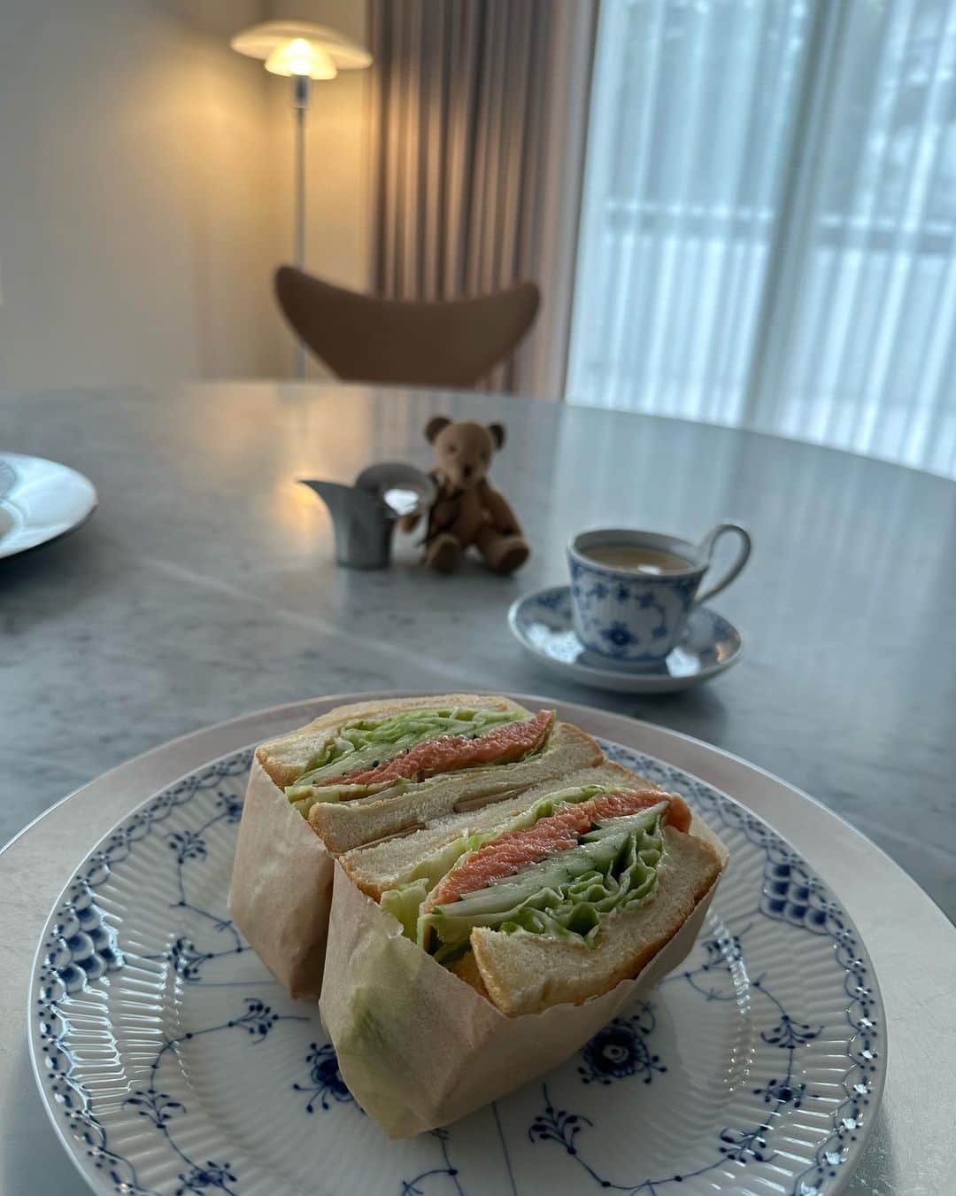 香川絵馬のインスタグラム：「朝ごはんにサンドイッチ😊  この日はサーモンとクリームチーズにお野菜をたっぷりと。  挟むだけだから簡単だけど こだわるとなかなか奥の深いサンドイッチ道。  食パンと具材の味の相性とか レタスをシャキッとなっていてほしいとか。  とはいえ、家庭で作る物なので こだわりも、できる範囲で🫡  気をつけていることは ひとつひとつの具材を、丁寧に扱ってあげるというか…  それぞれの具材の居心地が 良いようにしてあげると 比較的綺麗に仕上がるかな。と思っています。  サンドイッチが好きなので 明日はサンドイッチ作ろう。 とか、中身は何にしようかな。  って考えている時がとても楽しいです☺️」