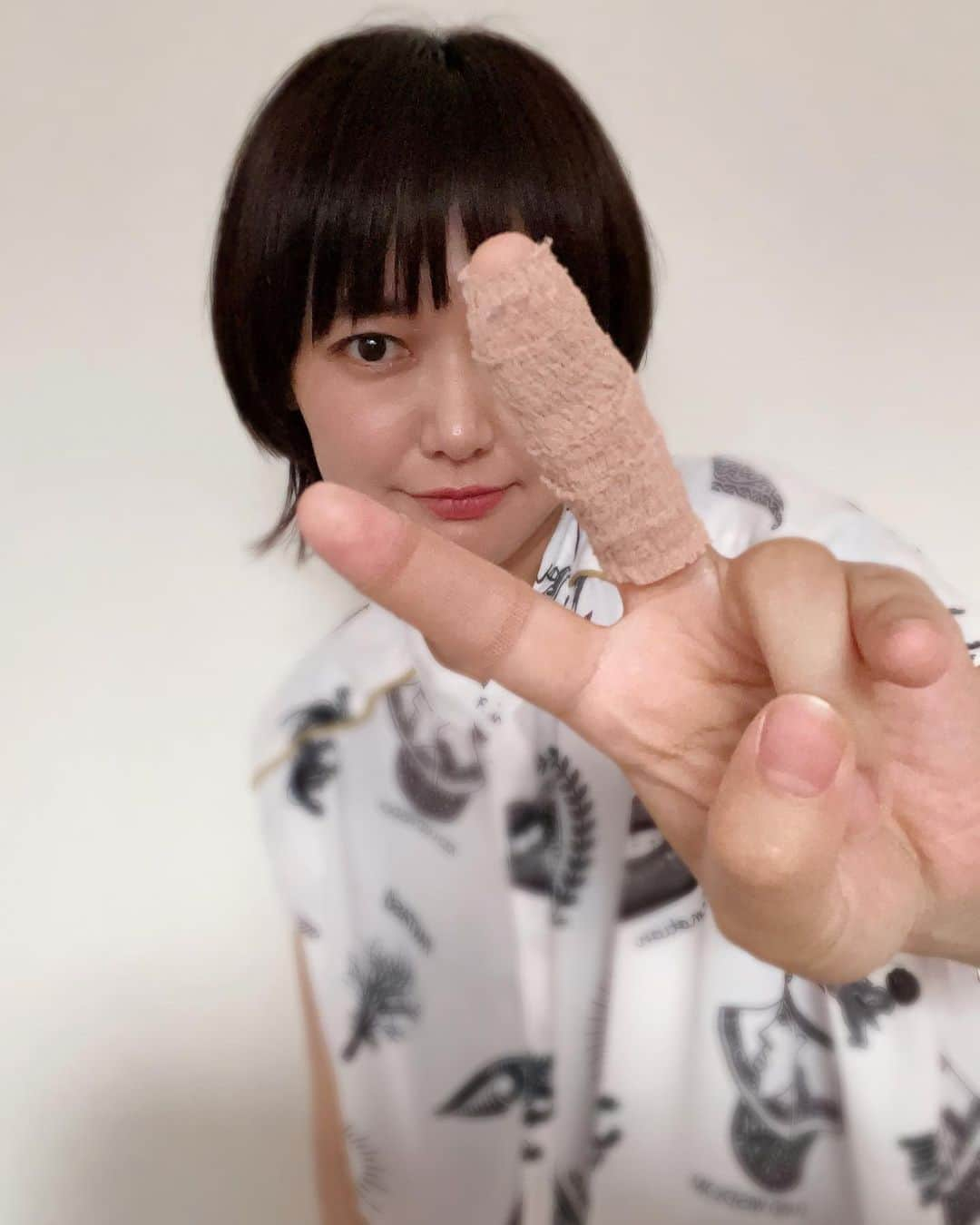 深瀬智聖さんのインスタグラム写真 - (深瀬智聖Instagram)「今週末やっと抜糸だ！！！！🥹 白い包帯をベージュの包帯にしたら痛々しさがなくなった🥹 傷の治りはいい感じだと思います！多分🫣無理するとベリッといっちゃうから油断しないように過ごす日々。  運気を取り戻すために怪我で出来ない水回りのお掃除をプロにお願いしたり、髪を切ったり、友達と会ったり気分がスッキリした気がする！！！ 🥹🥹🥹  早く治って 素敵な夏の思い出 作りたいです！！神様👏👏  hair✂︎ @micco_f ♡♡♡♡  今回の写真襟足のヘアアイロンちょっと失敗ました🫣また短いの慣れないと！  iPhoneかえたーーい 画質がドンマイ  #マッシュウルフ #ウルフヘアー #ショートヘア  #ショート女子」8月23日 22時05分 - chiseifukase