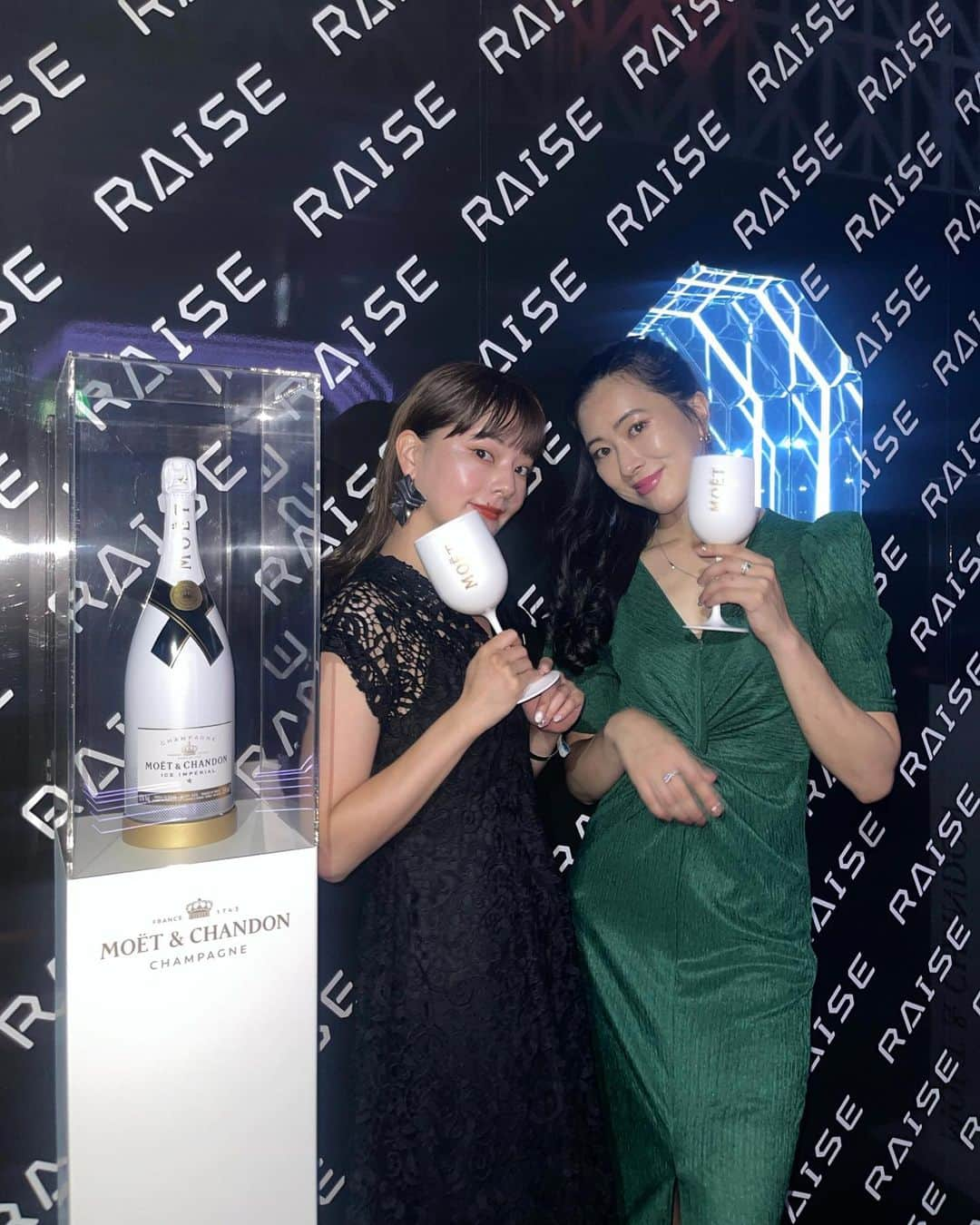 小濱庸子さんのインスタグラム写真 - (小濱庸子Instagram)「RAISE×MOËT & CHANDON のイベントにご招待いただき、YUKAちゃんと楽しんできた💛  MOËT & CHANDON MOËT IMPÉRIAL  モエ・エ・シャンドン モエ アンペリアル  は、モエ・エ・シャンドンの伝統的なスタイル はそのままに、「マンゴー・グアバなどのトロピカルフルーツの香り」や「ラズベリー感」を感じると〜っても飲みやすいシャンパン🍾 氷を入れることで完成するシャンパンで、今の時期、非常に相性がよい！ YUKAちゃんとも、「飲みやすい〜！」と盛り上がり、、、モエ・エ・シャンドン モエ アンペリアル のおかげで女子会に華を咲かしました🌸 こういうイベントがないとなかなかこういうおしゃれな空間にいかないので、今回はいつもよりもドレスアップなスタイルで楽しんできましたよ😌  「RAISE」 では期間限定（2023/8/19~9/16まで）で、ダイナミックなパフォーマンスと世界トップクラスの高音質サウンドを体感できる、モエ・エ・シャンドンのラグジュアリーなパーティーイベントが開催されてるので、音楽とお酒好きな人は要チェック✅ @moetchandon   #RAISExMoetChandon #モエシャンドン #Sponsored #DrinkResponsibly」8月23日 22時06分 - hamachan1020