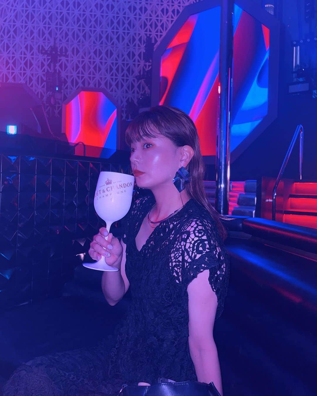 小濱庸子さんのインスタグラム写真 - (小濱庸子Instagram)「RAISE×MOËT & CHANDON のイベントにご招待いただき、YUKAちゃんと楽しんできた💛  MOËT & CHANDON MOËT IMPÉRIAL  モエ・エ・シャンドン モエ アンペリアル  は、モエ・エ・シャンドンの伝統的なスタイル はそのままに、「マンゴー・グアバなどのトロピカルフルーツの香り」や「ラズベリー感」を感じると〜っても飲みやすいシャンパン🍾 氷を入れることで完成するシャンパンで、今の時期、非常に相性がよい！ YUKAちゃんとも、「飲みやすい〜！」と盛り上がり、、、モエ・エ・シャンドン モエ アンペリアル のおかげで女子会に華を咲かしました🌸 こういうイベントがないとなかなかこういうおしゃれな空間にいかないので、今回はいつもよりもドレスアップなスタイルで楽しんできましたよ😌  「RAISE」 では期間限定（2023/8/19~9/16まで）で、ダイナミックなパフォーマンスと世界トップクラスの高音質サウンドを体感できる、モエ・エ・シャンドンのラグジュアリーなパーティーイベントが開催されてるので、音楽とお酒好きな人は要チェック✅ @moetchandon   #RAISExMoetChandon #モエシャンドン #Sponsored #DrinkResponsibly」8月23日 22時06分 - hamachan1020